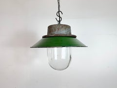 Lampada a sospensione industriale in ghisa e smalto verde, anni '60