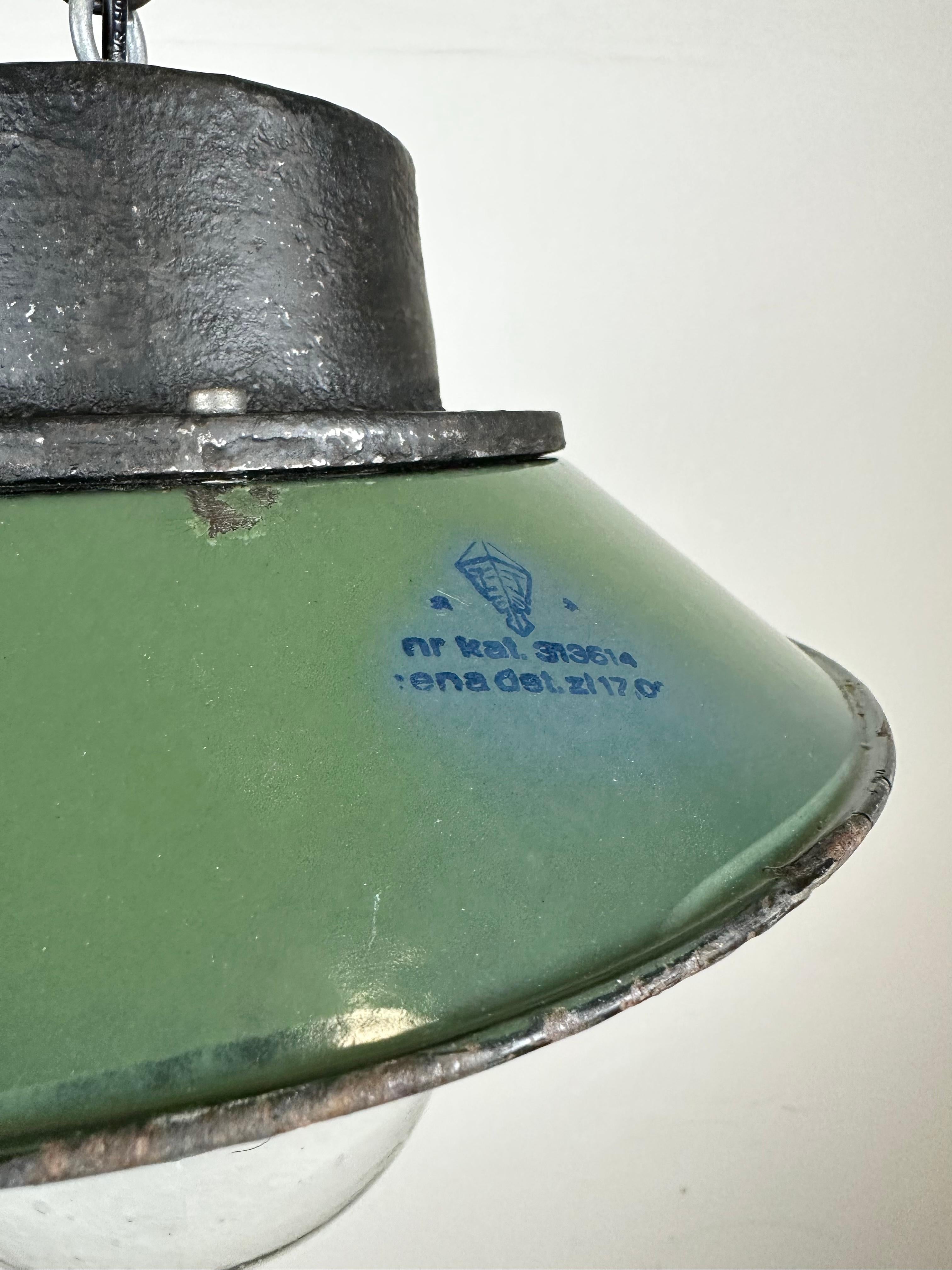Industriel Lampe à suspension industrielle en émail vert et fonte, années 1960 en vente