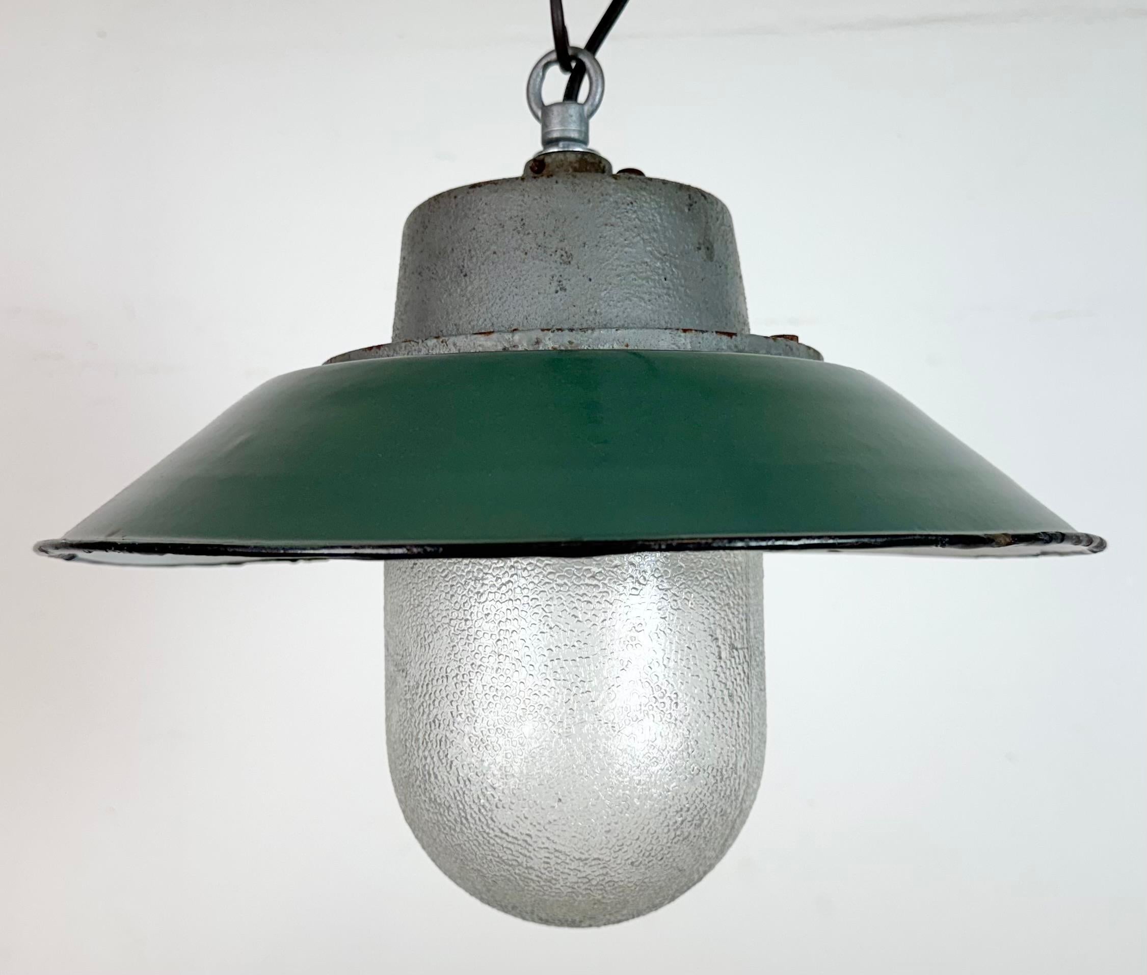 Lámpara colgante industrial de hierro fundido y esmalte verde, años 60 Industrial en venta