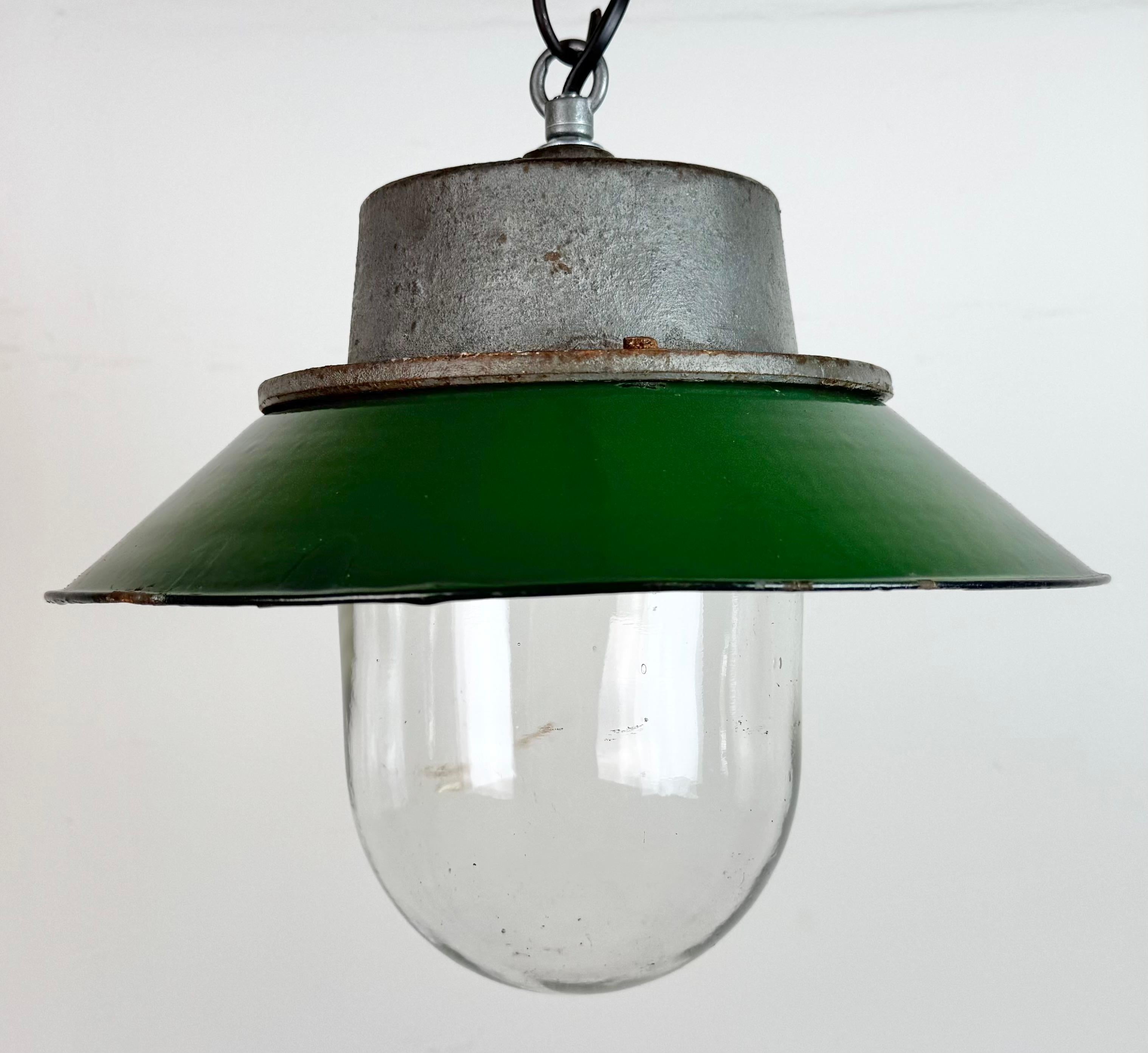 Lámpara colgante industrial de hierro fundido y esmalte verde, años 60 Industrial en venta