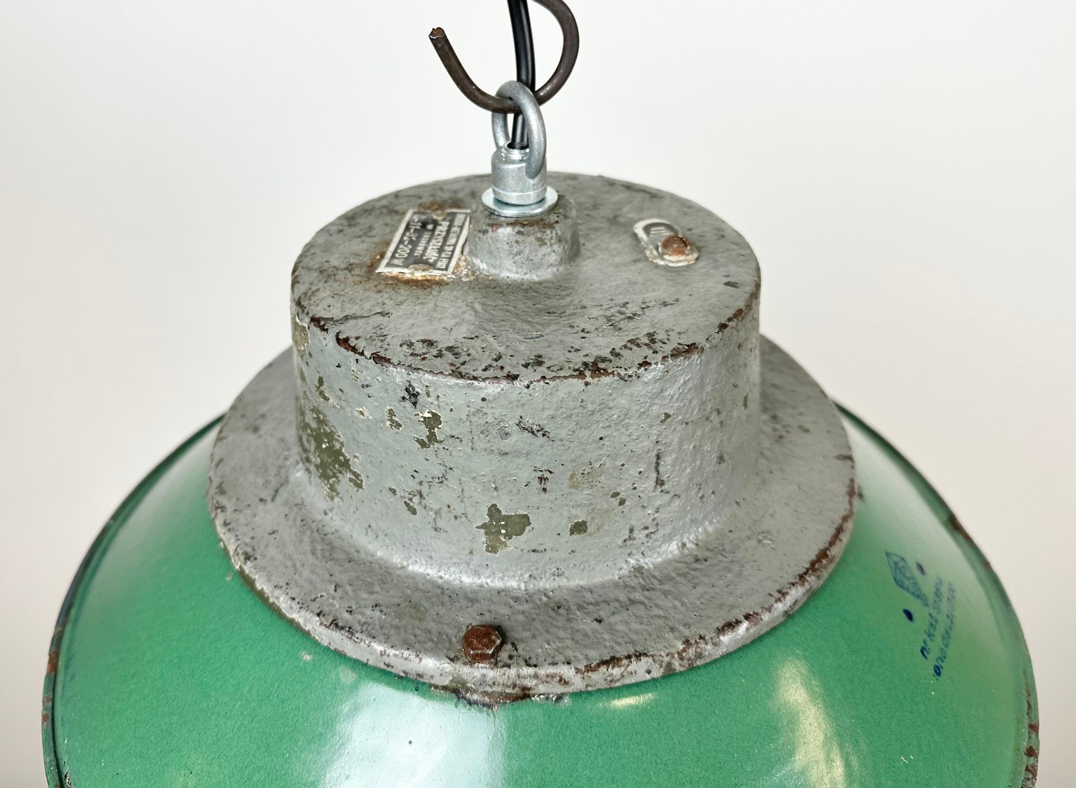 Green Enamel and Cast Iron Industrial Pendant Light, 1960s In Good Condition For Sale In Kojetice, CZ