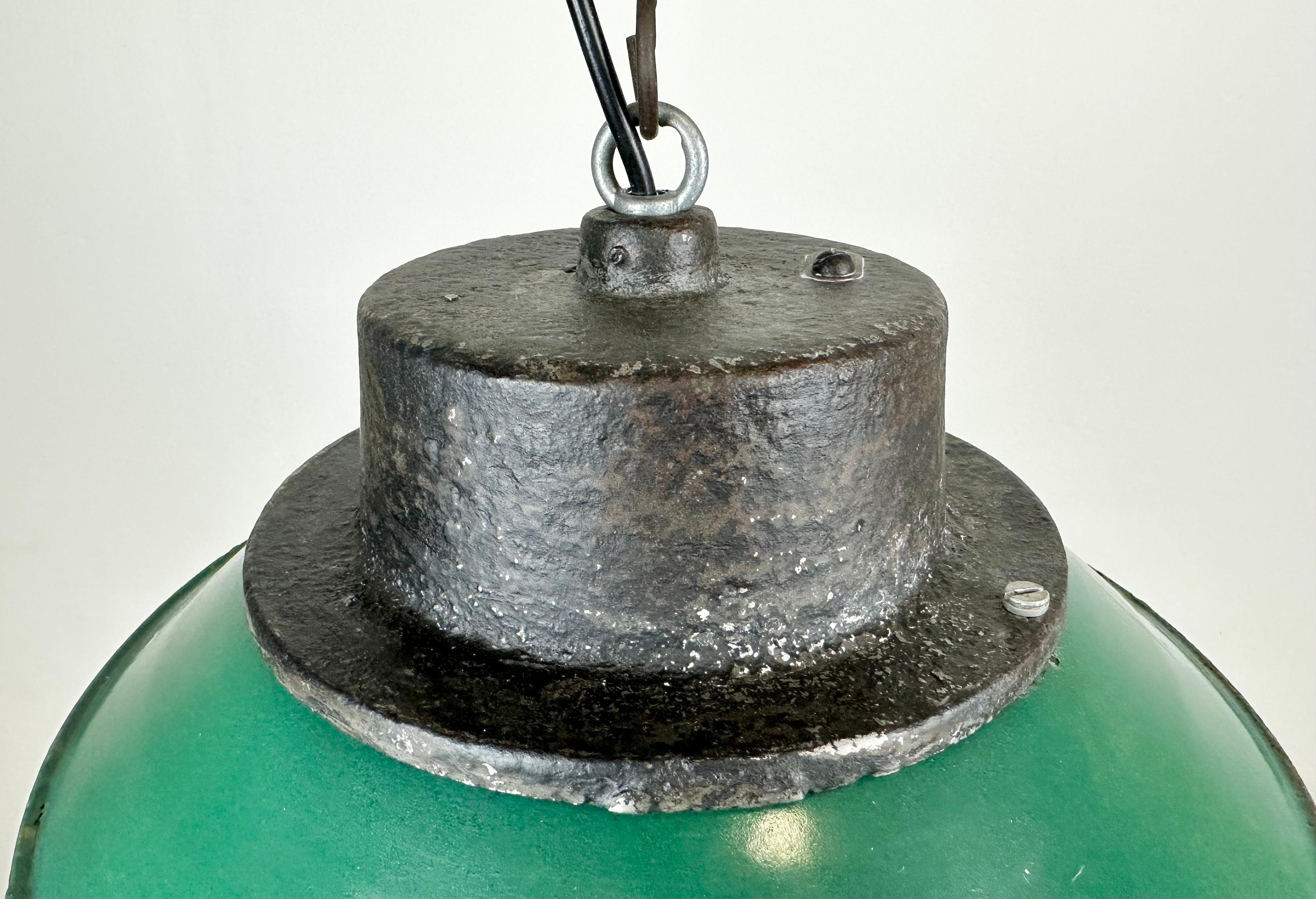 Polonais Lampe à suspension industrielle en émail vert et fonte, années 1960 en vente