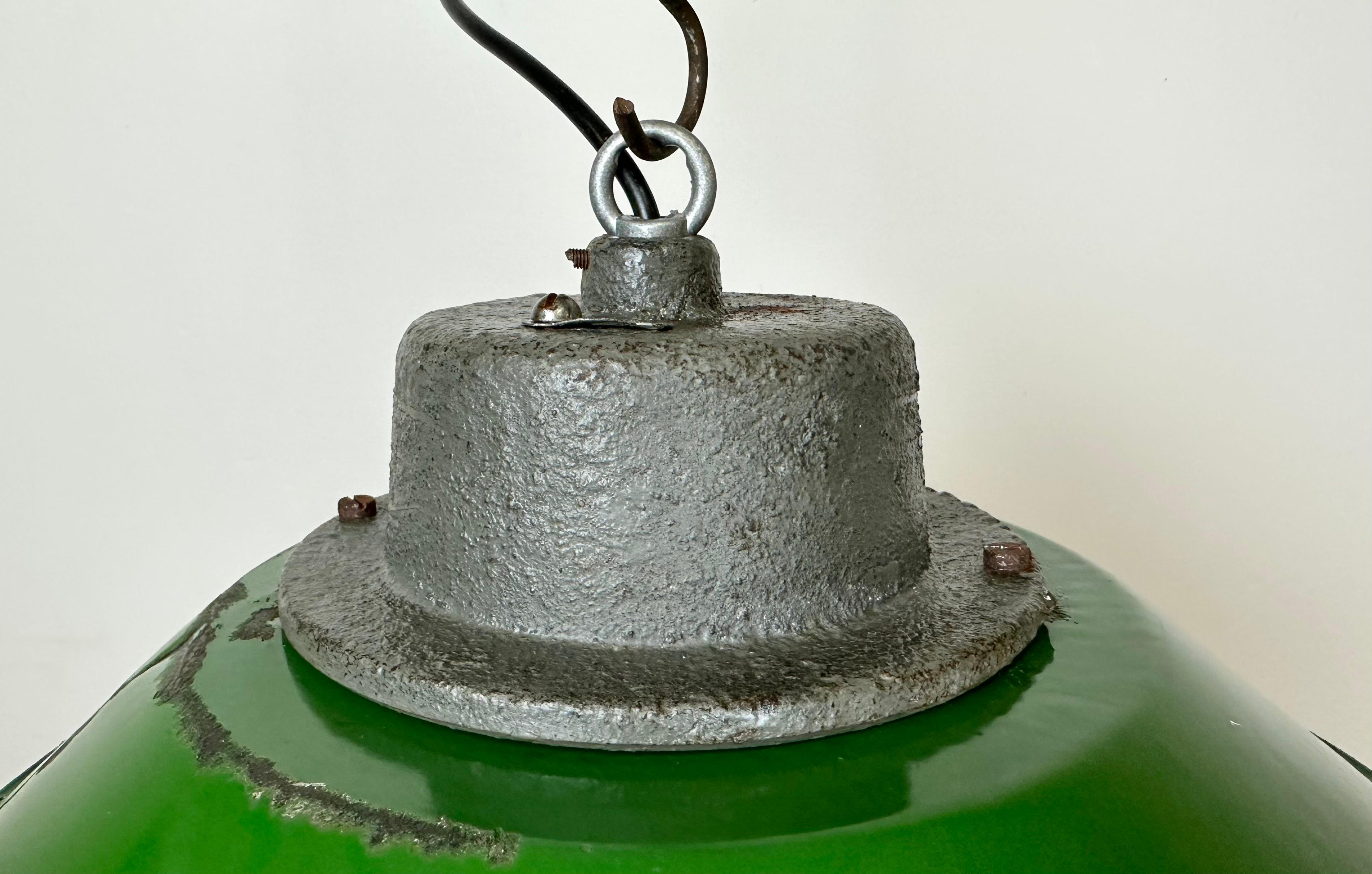 Green Enamel and Cast Iron Industrial Pendant Light, 1960s In Good Condition For Sale In Kojetice, CZ