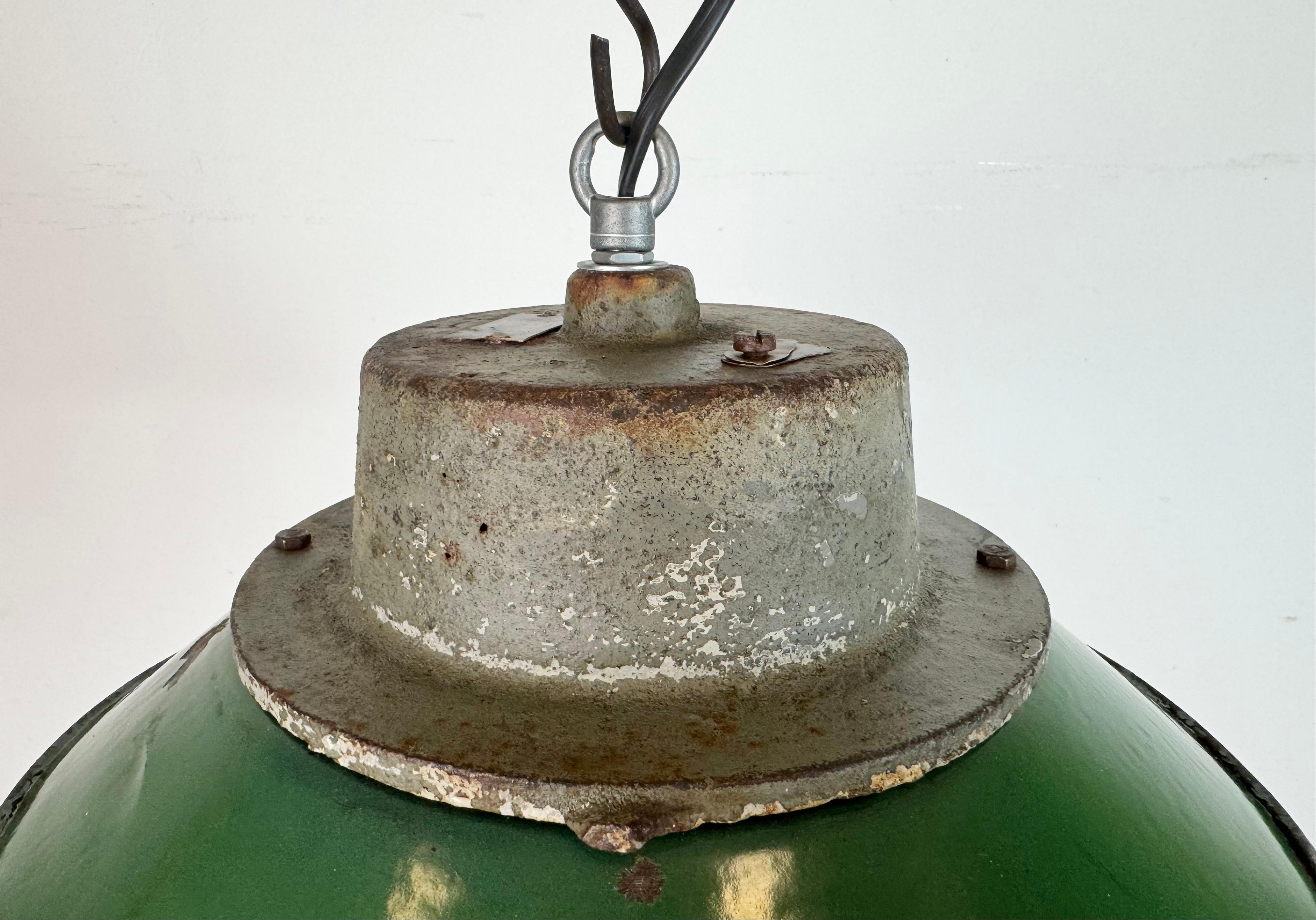 Lámpara colgante industrial de hierro fundido y esmalte verde, años 60 Polaco en venta
