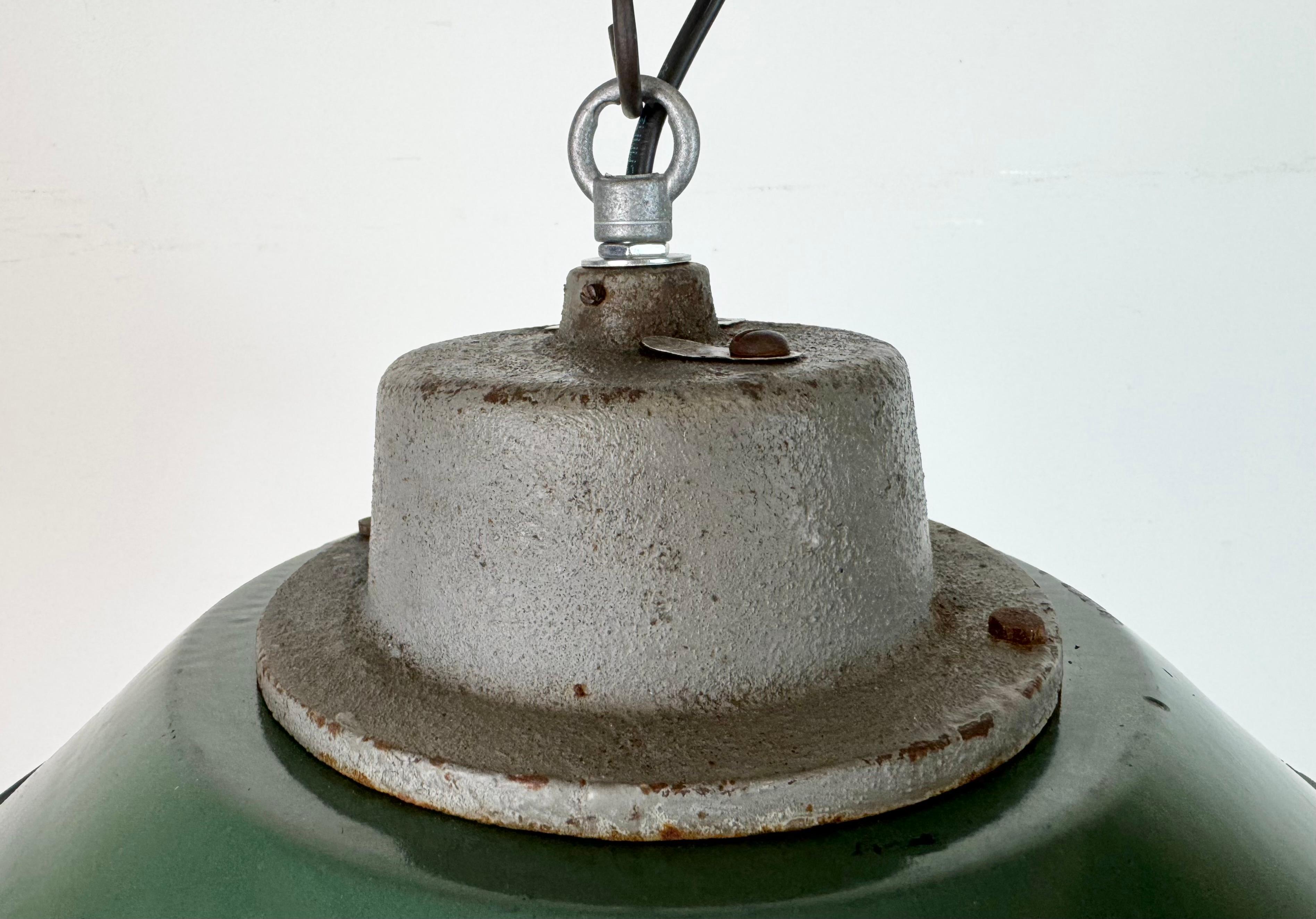 Lámpara colgante industrial de hierro fundido y esmalte verde, años 60 Polaco en venta