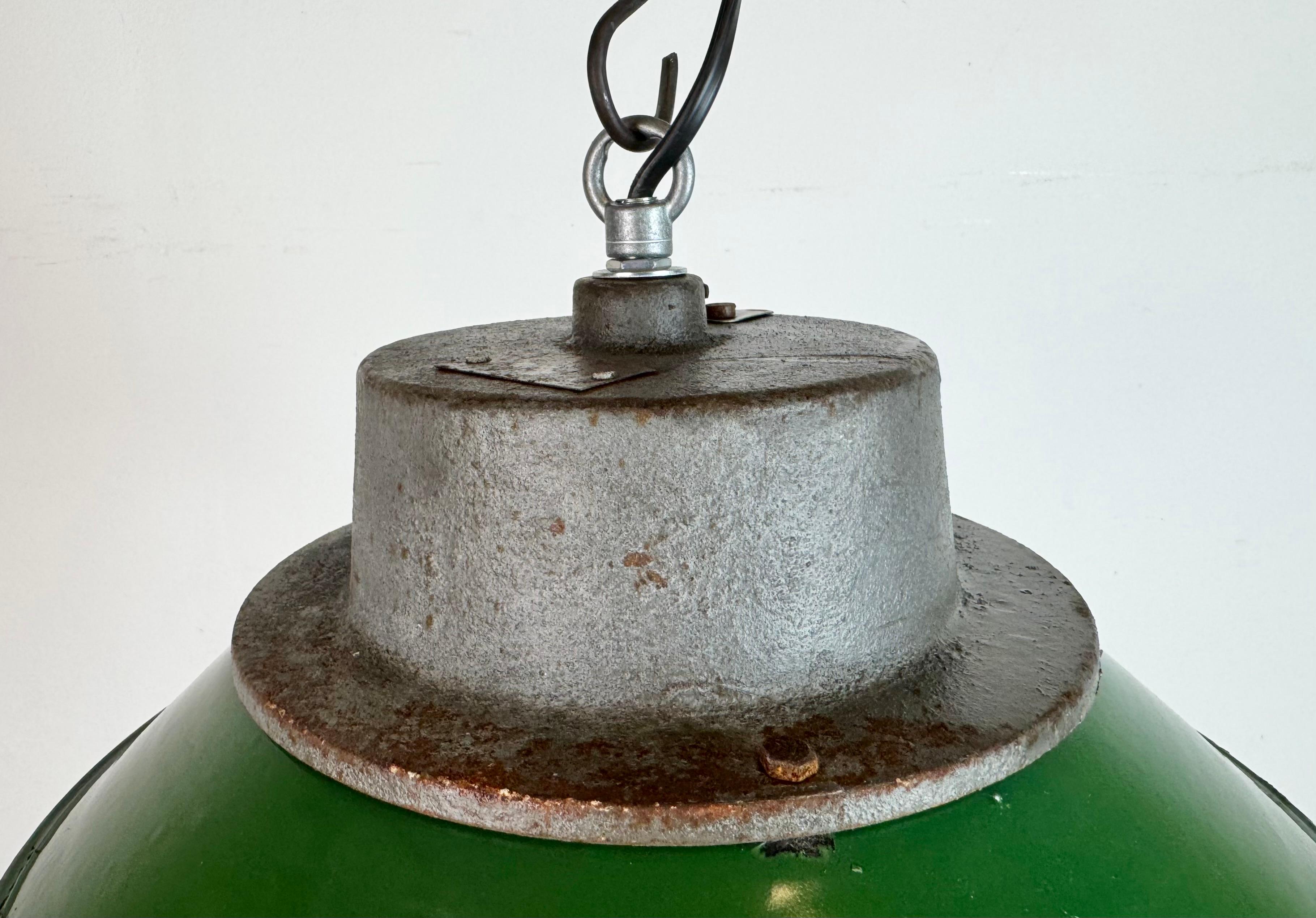 Lámpara colgante industrial de hierro fundido y esmalte verde, años 60 Polaco en venta