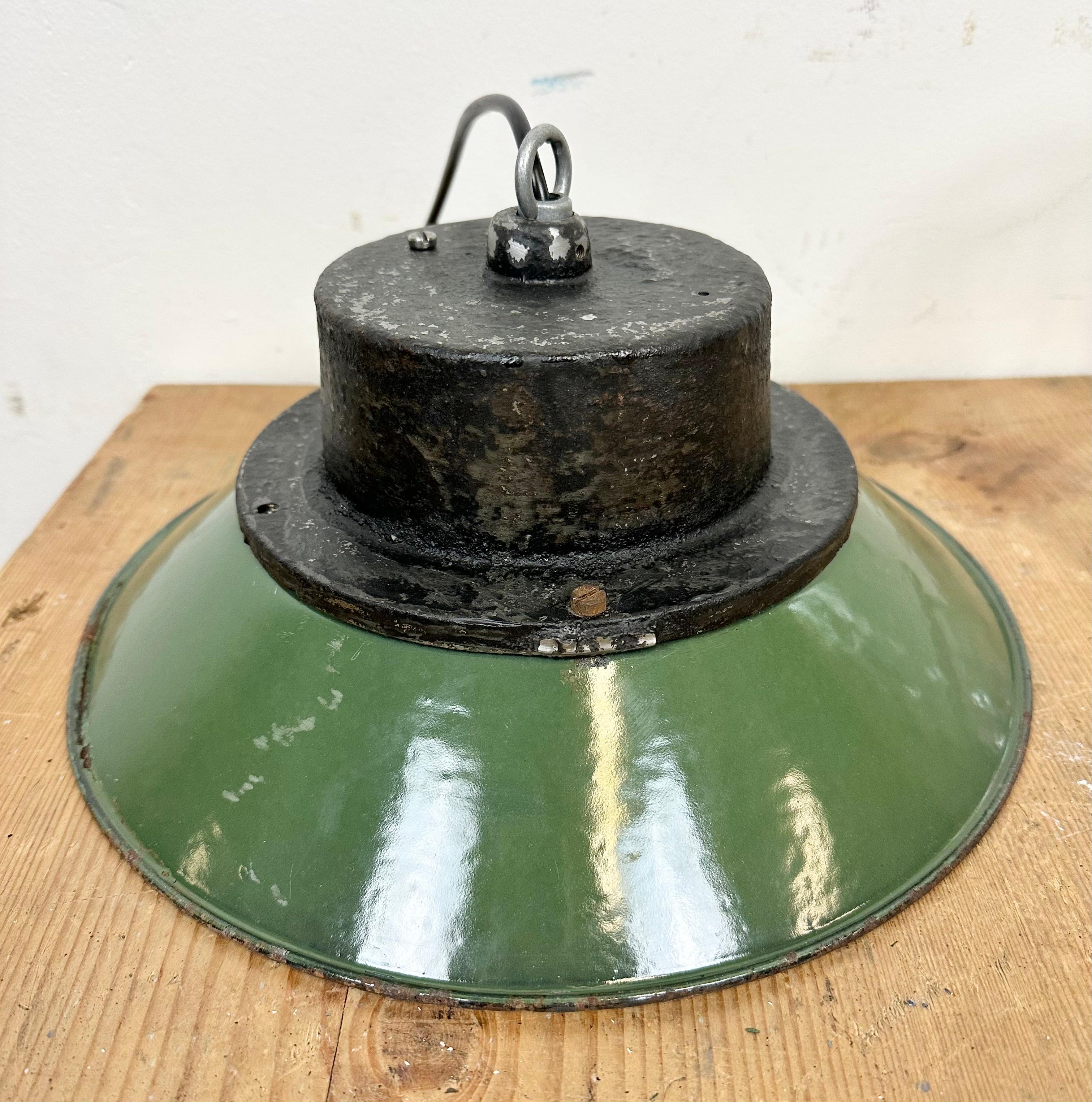 Moulage Lampe à suspension industrielle en émail vert et fonte, années 1960 en vente