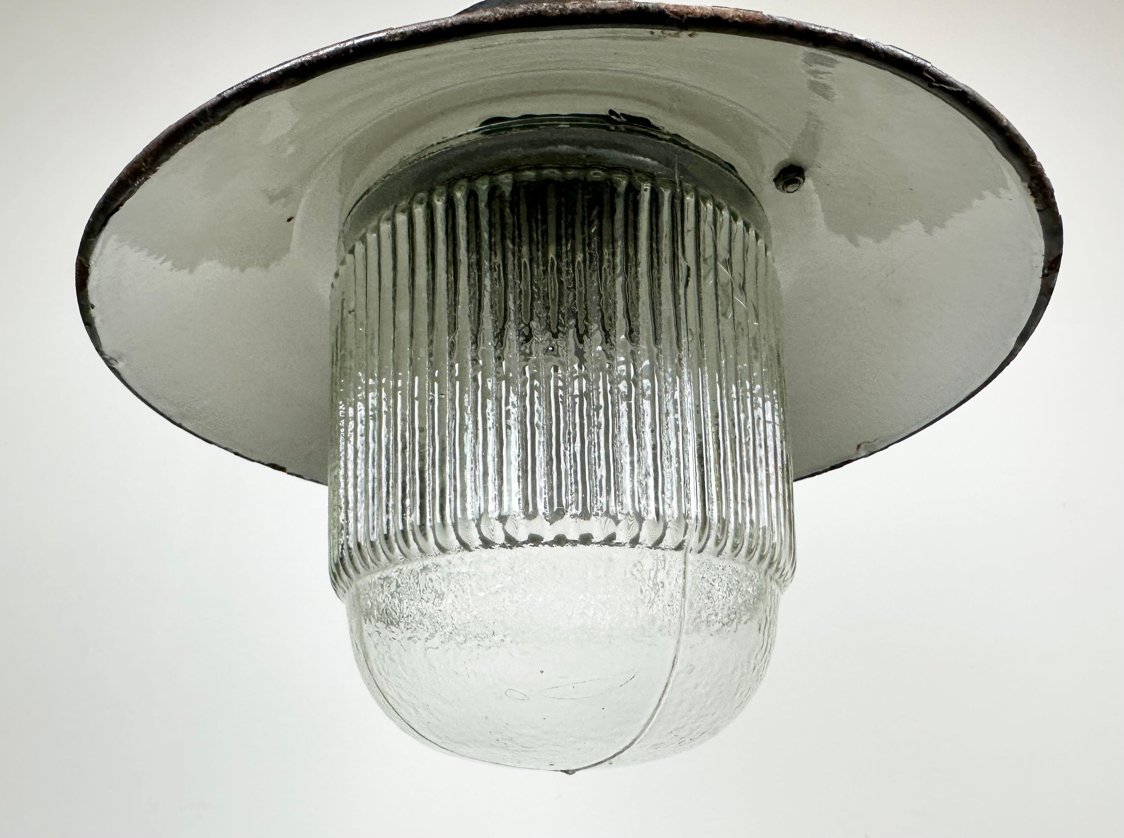 Moulage Lampe à suspension industrielle en émail vert et fonte, années 1960 en vente