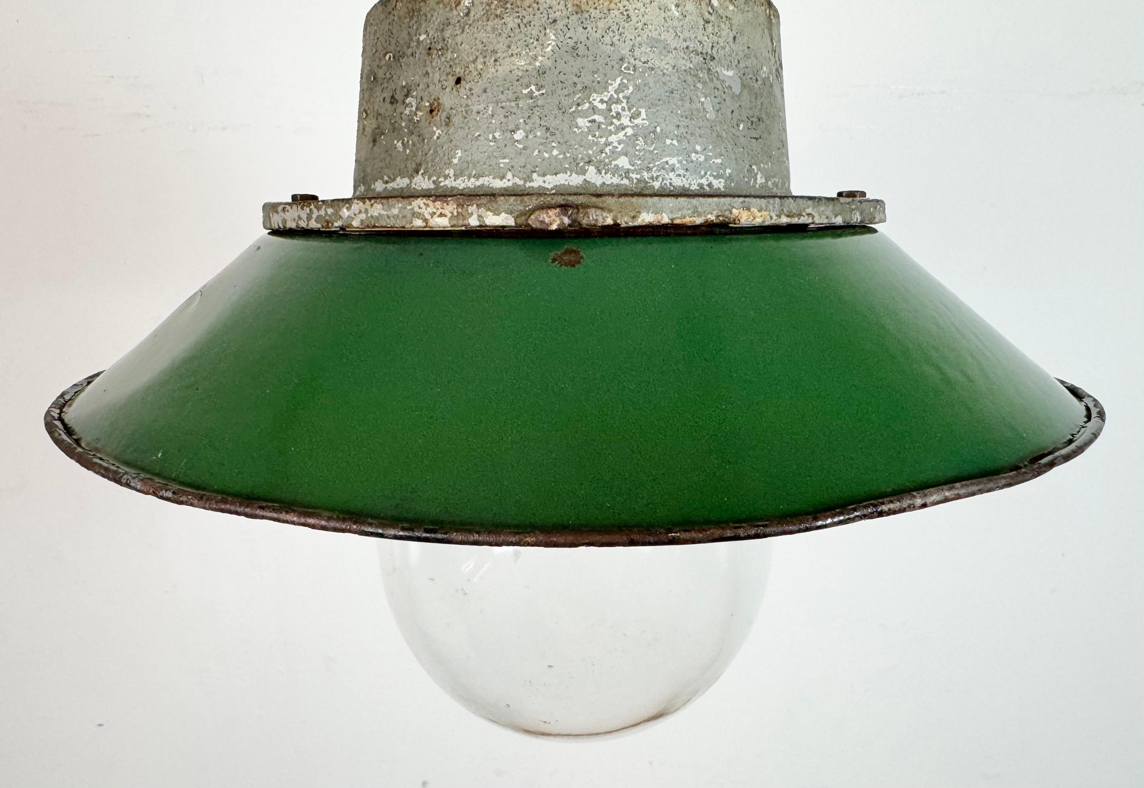 Lámpara colgante industrial de hierro fundido y esmalte verde, años 60 Vaciado en venta