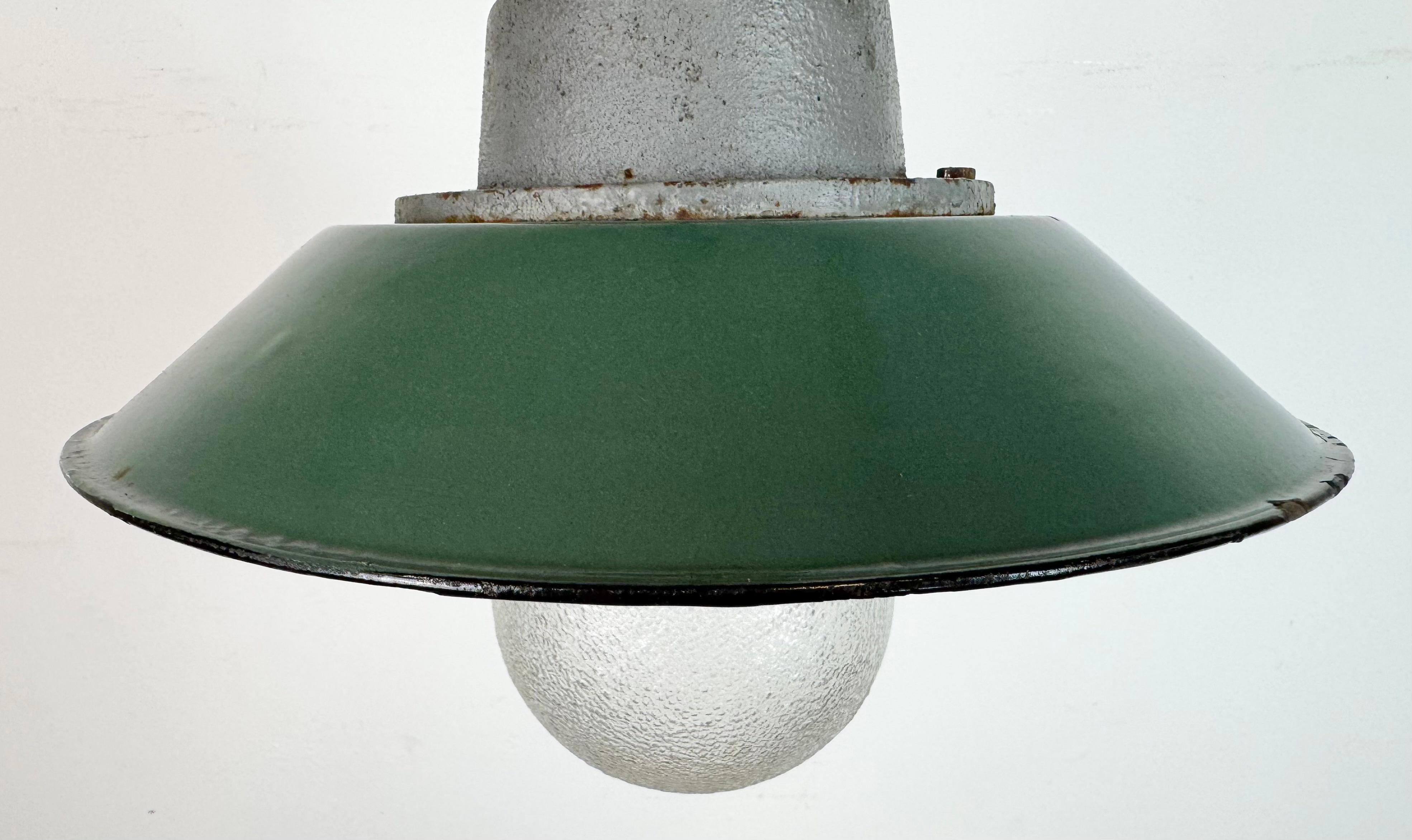 Lámpara colgante industrial de hierro fundido y esmalte verde, años 60 Vaciado en venta