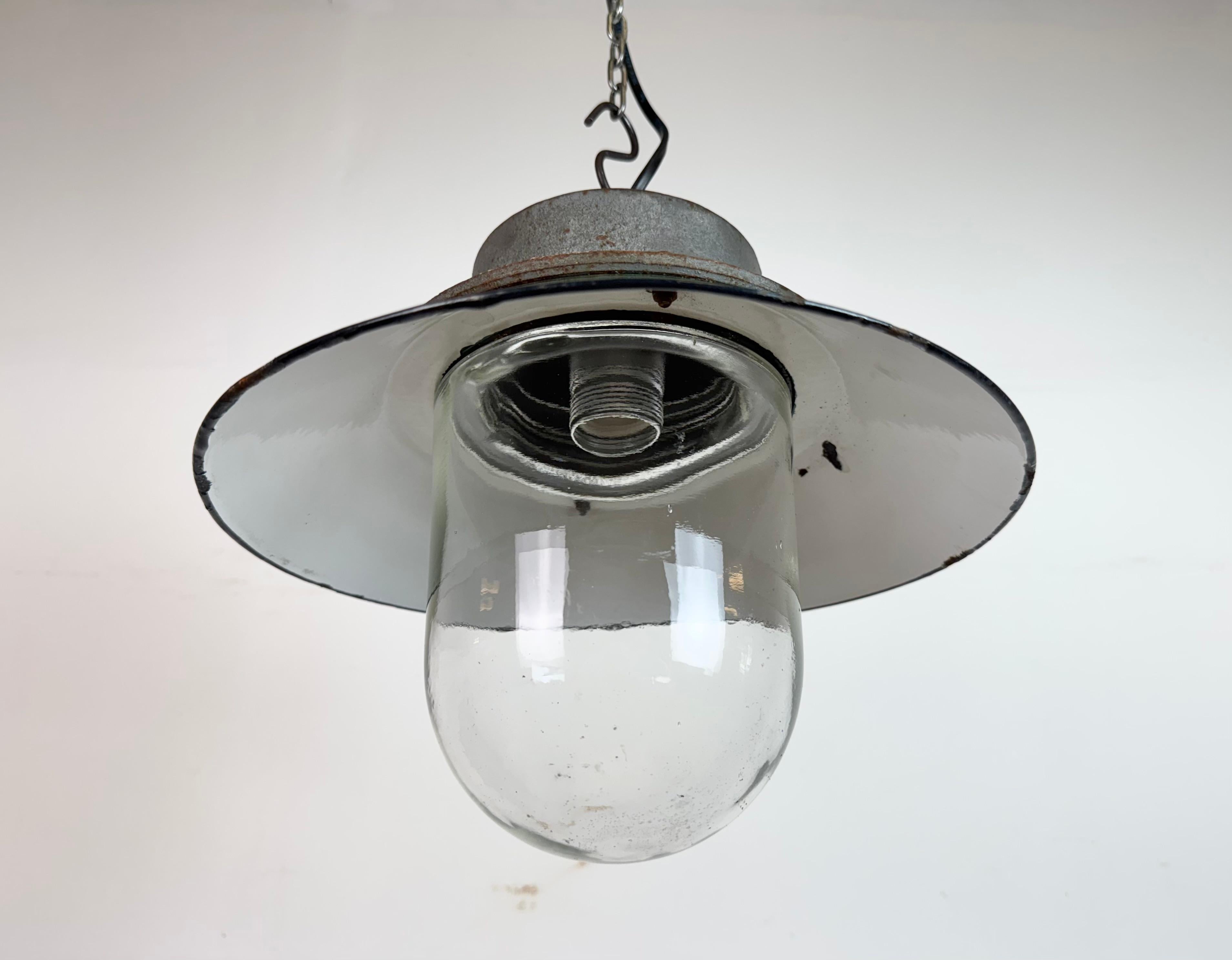 Lámpara colgante industrial de hierro fundido y esmalte verde, años 60 Vaciado en venta