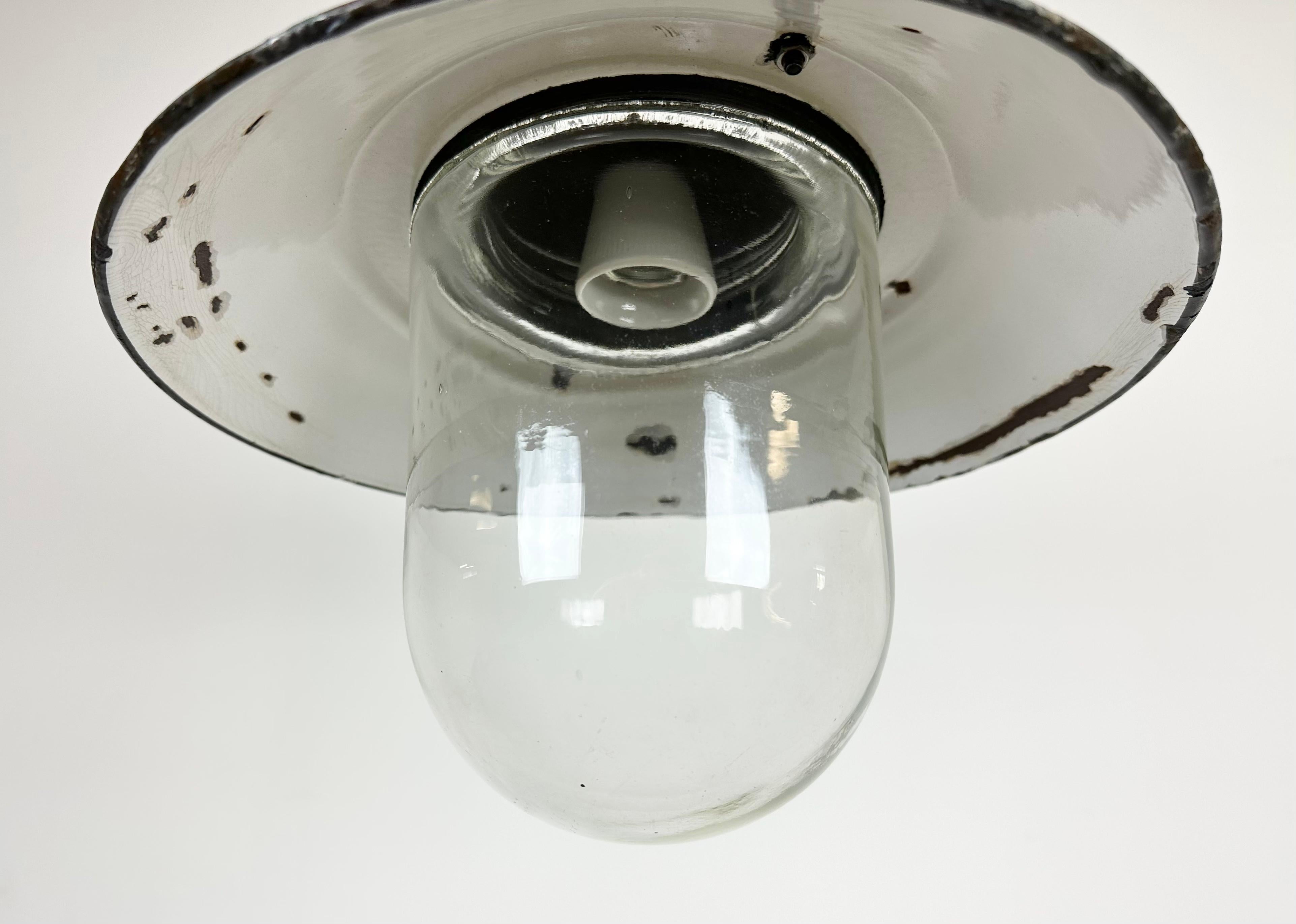 Lampe à suspension industrielle en émail vert et fonte, années 1960 Bon état à Kojetice, CZ