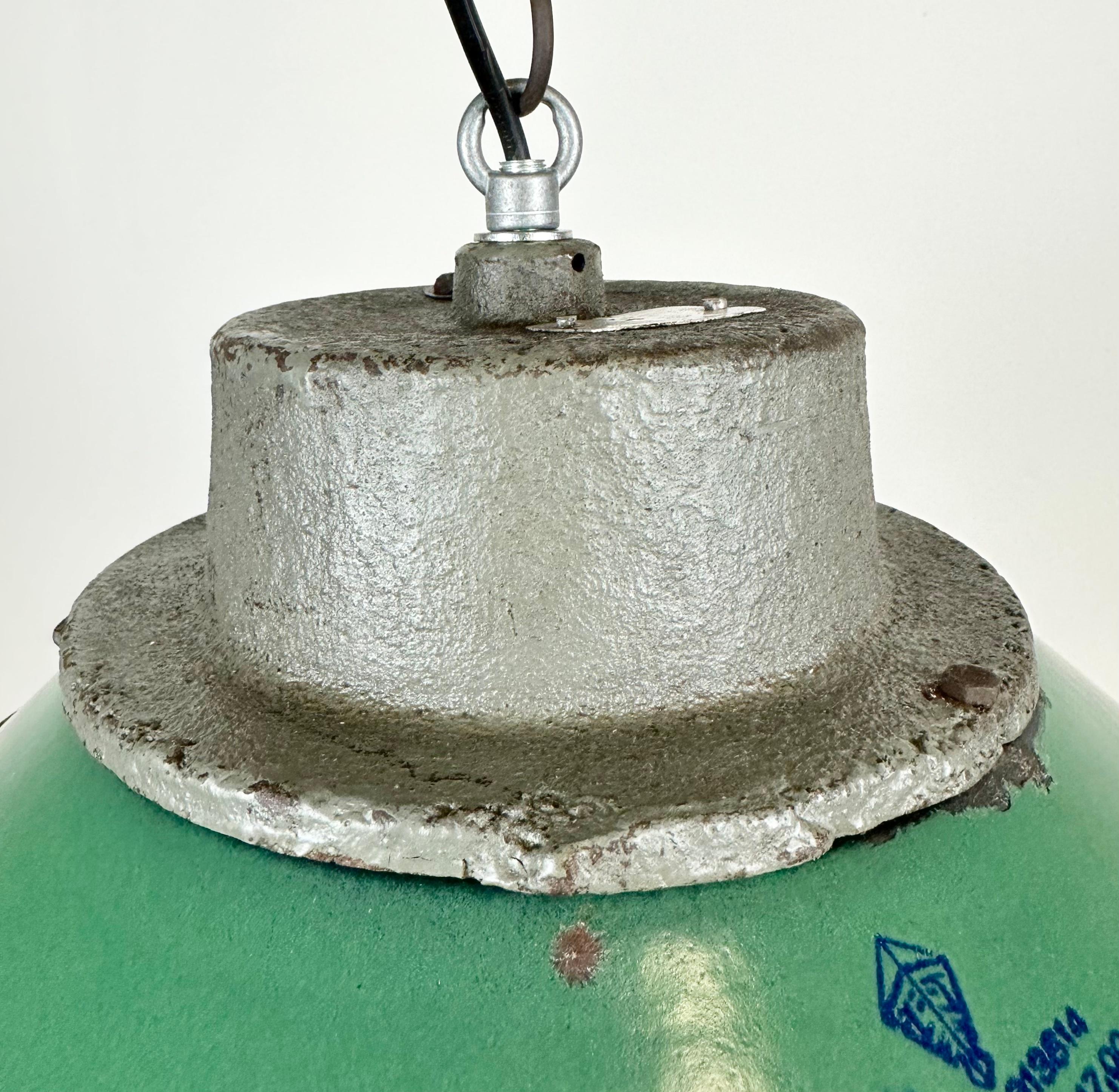 Green Enamel and Cast Iron Industrial Pendant Light, 1960s For Sale 1