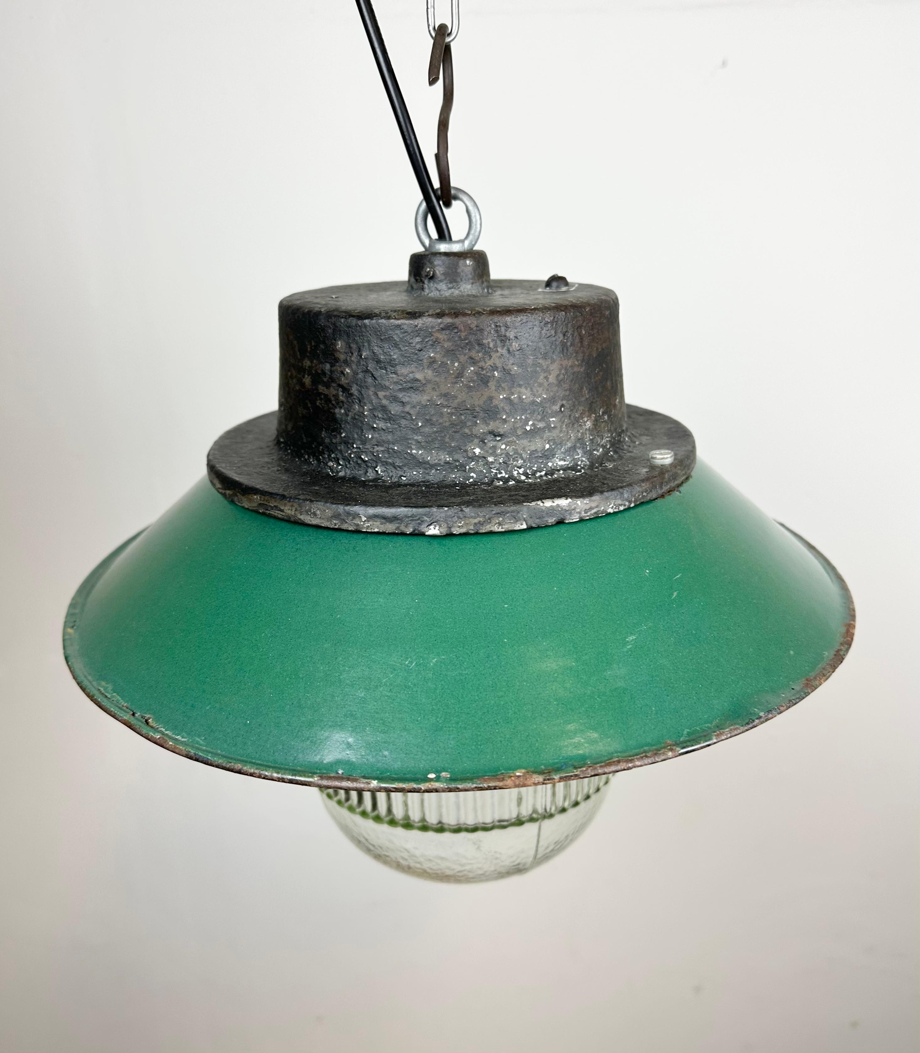 Lampe à suspension industrielle en émail vert et fonte, années 1960 Bon état - En vente à Kojetice, CZ
