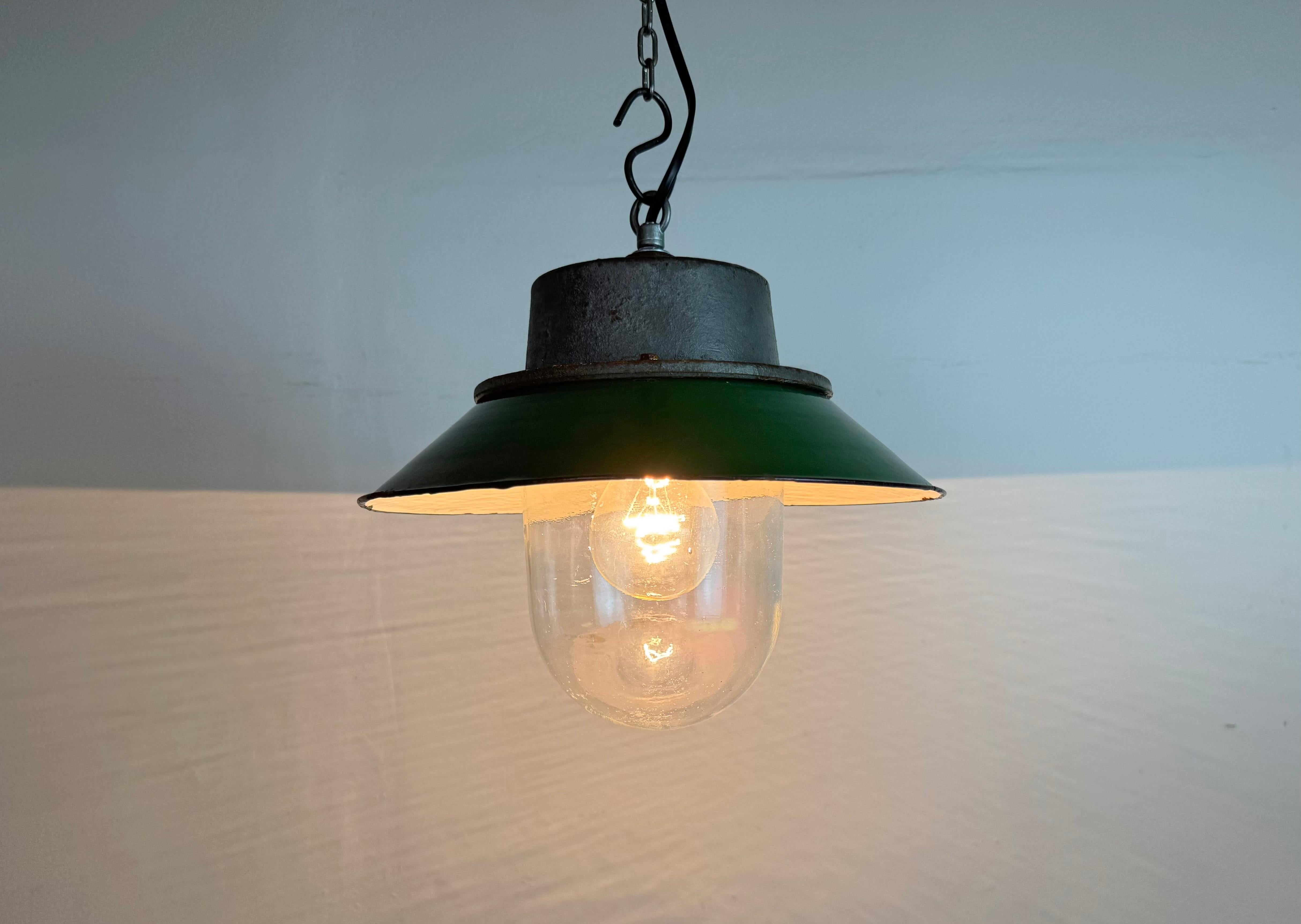Lámpara colgante industrial de hierro fundido y esmalte verde, años 60 en Bueno estado para la venta en Kojetice, CZ
