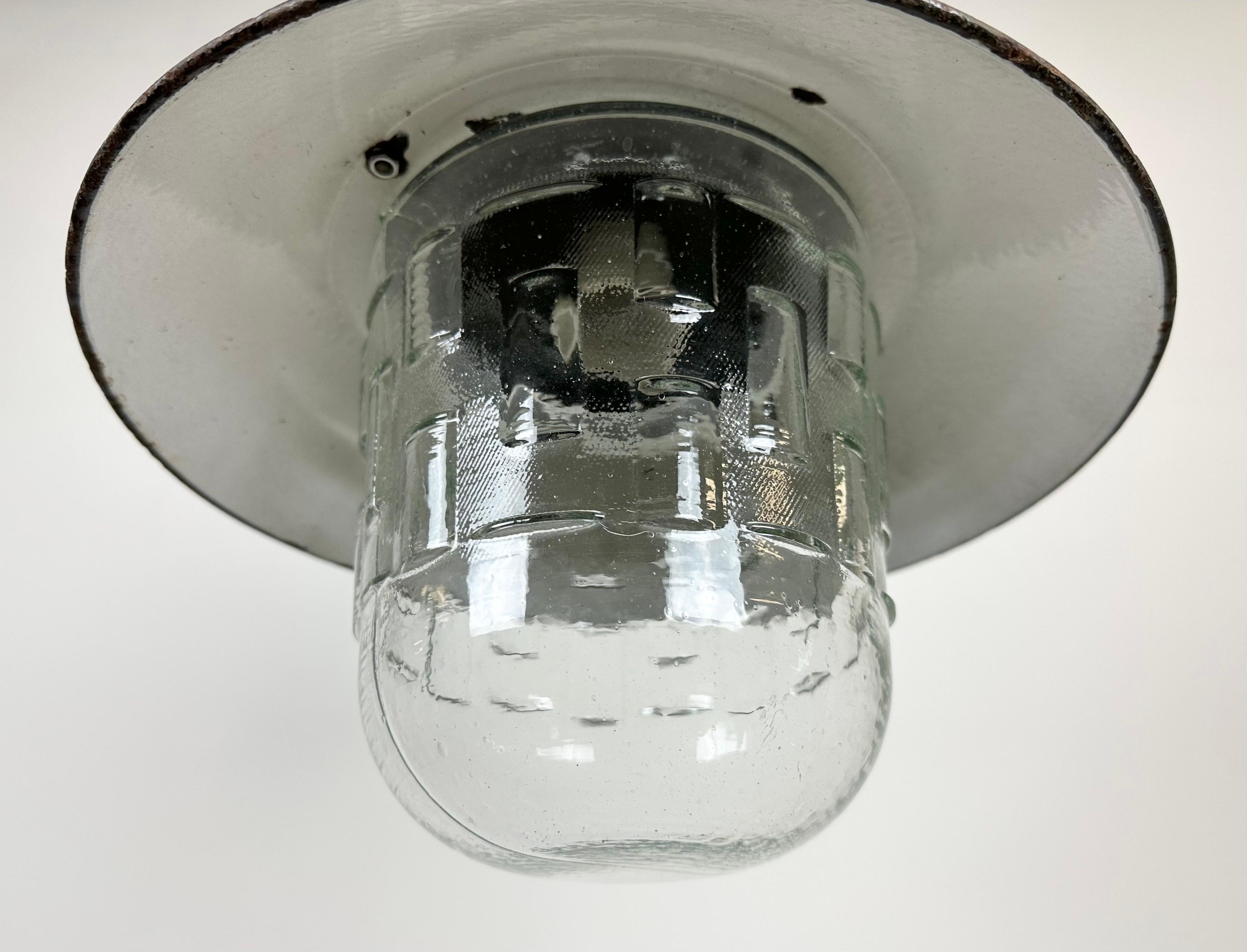 20ième siècle Lampe à suspension industrielle en émail vert et fonte, années 1960 en vente