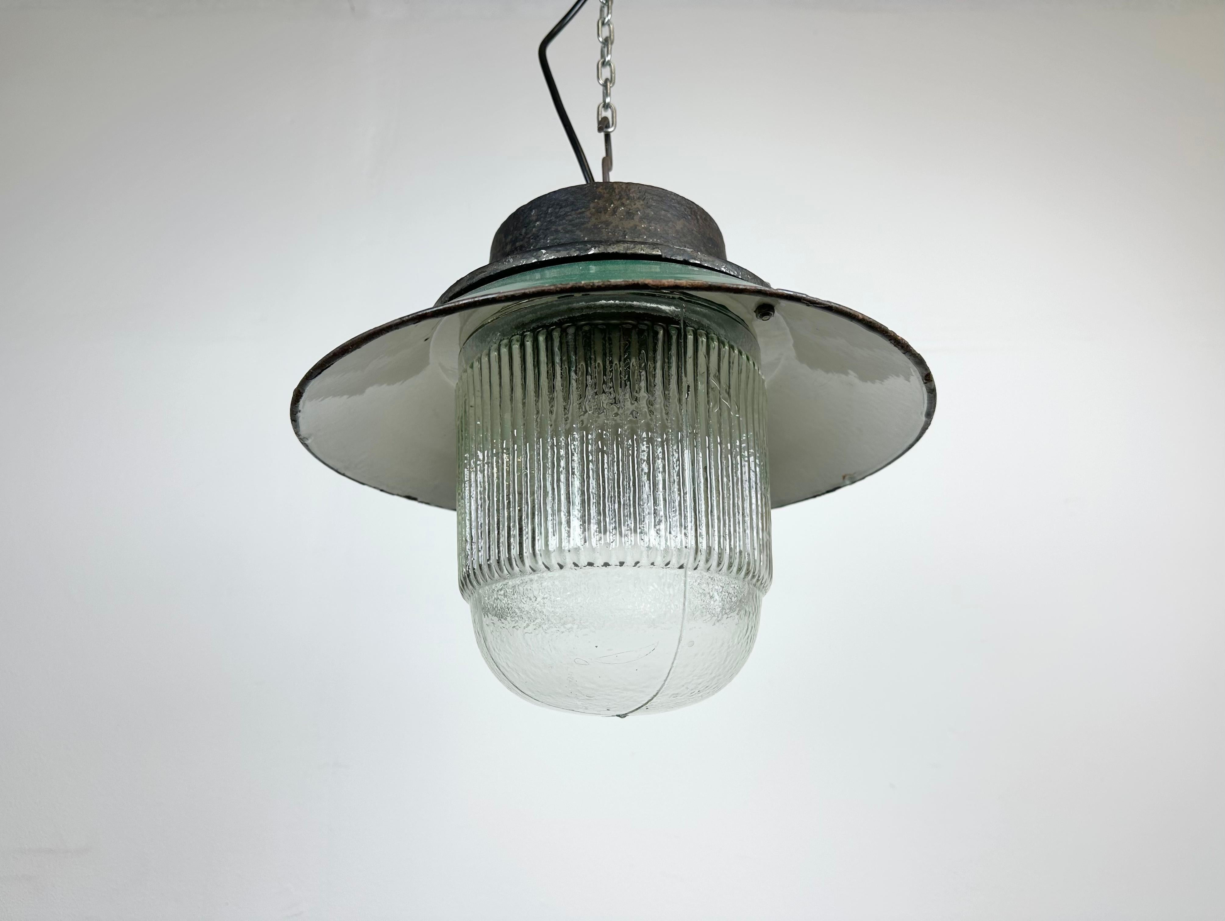 20ième siècle Lampe à suspension industrielle en émail vert et fonte, années 1960 en vente
