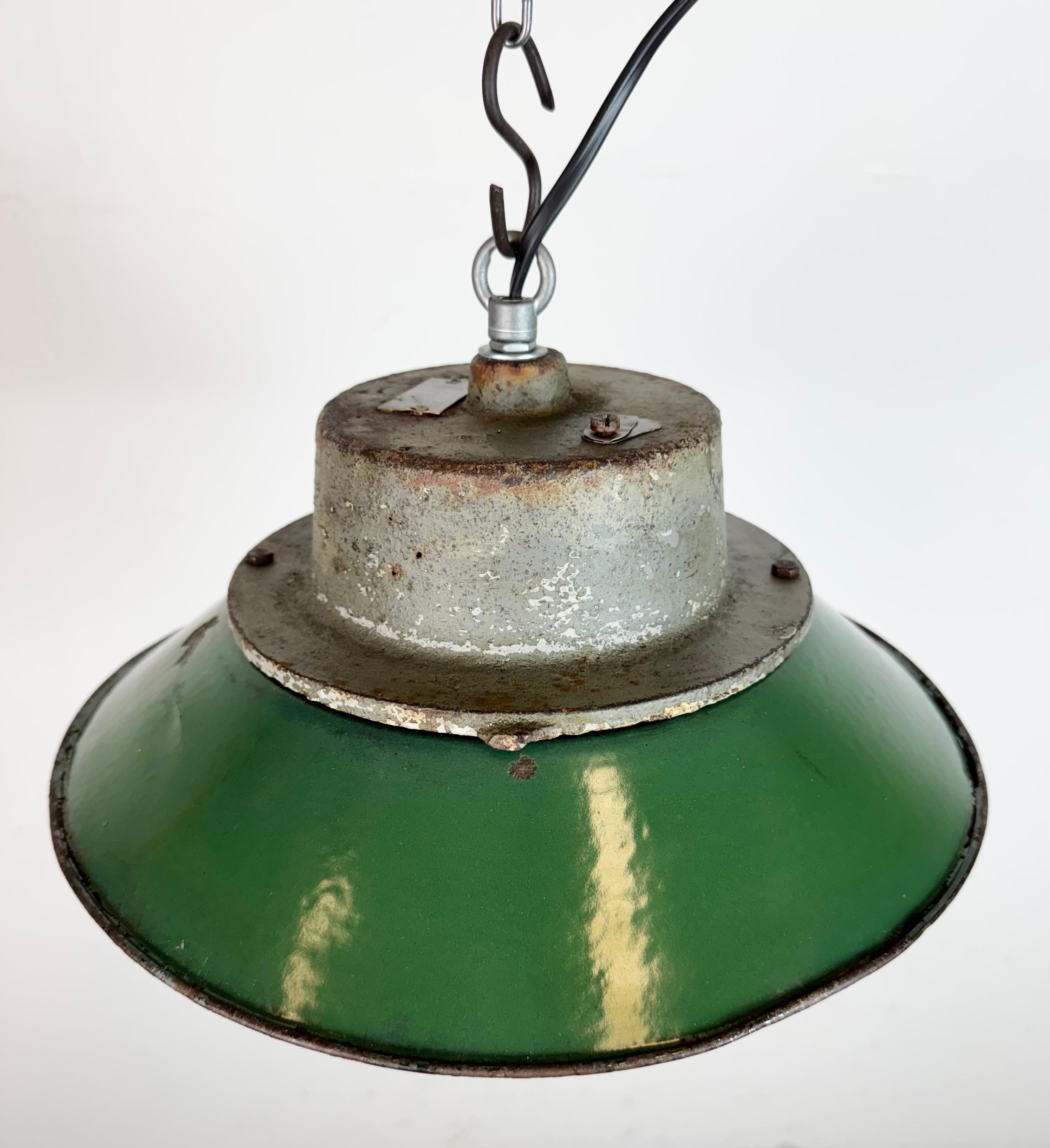Lámpara colgante industrial de hierro fundido y esmalte verde, años 60 siglo XX en venta