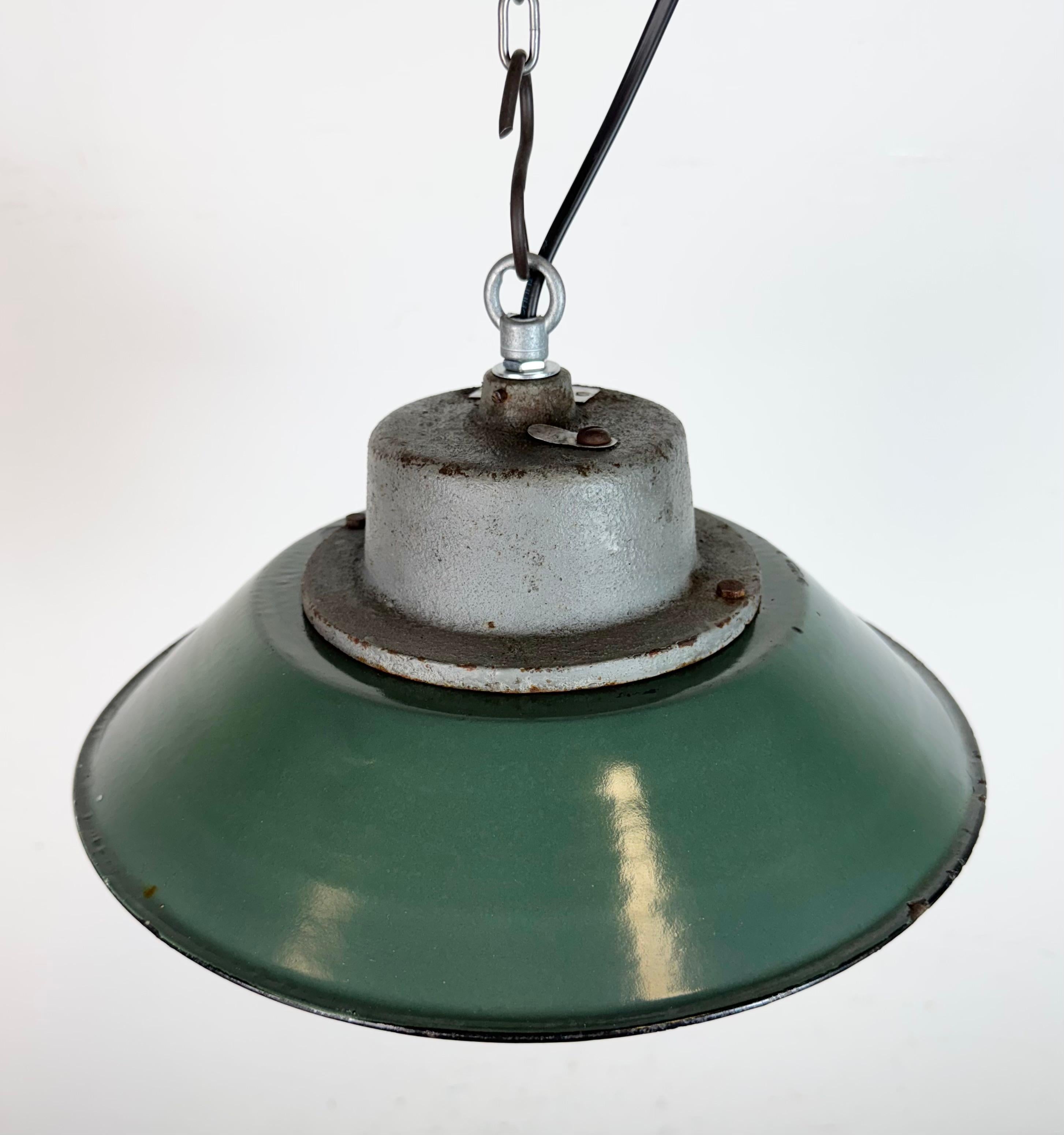 Lámpara colgante industrial de hierro fundido y esmalte verde, años 60 siglo XX en venta