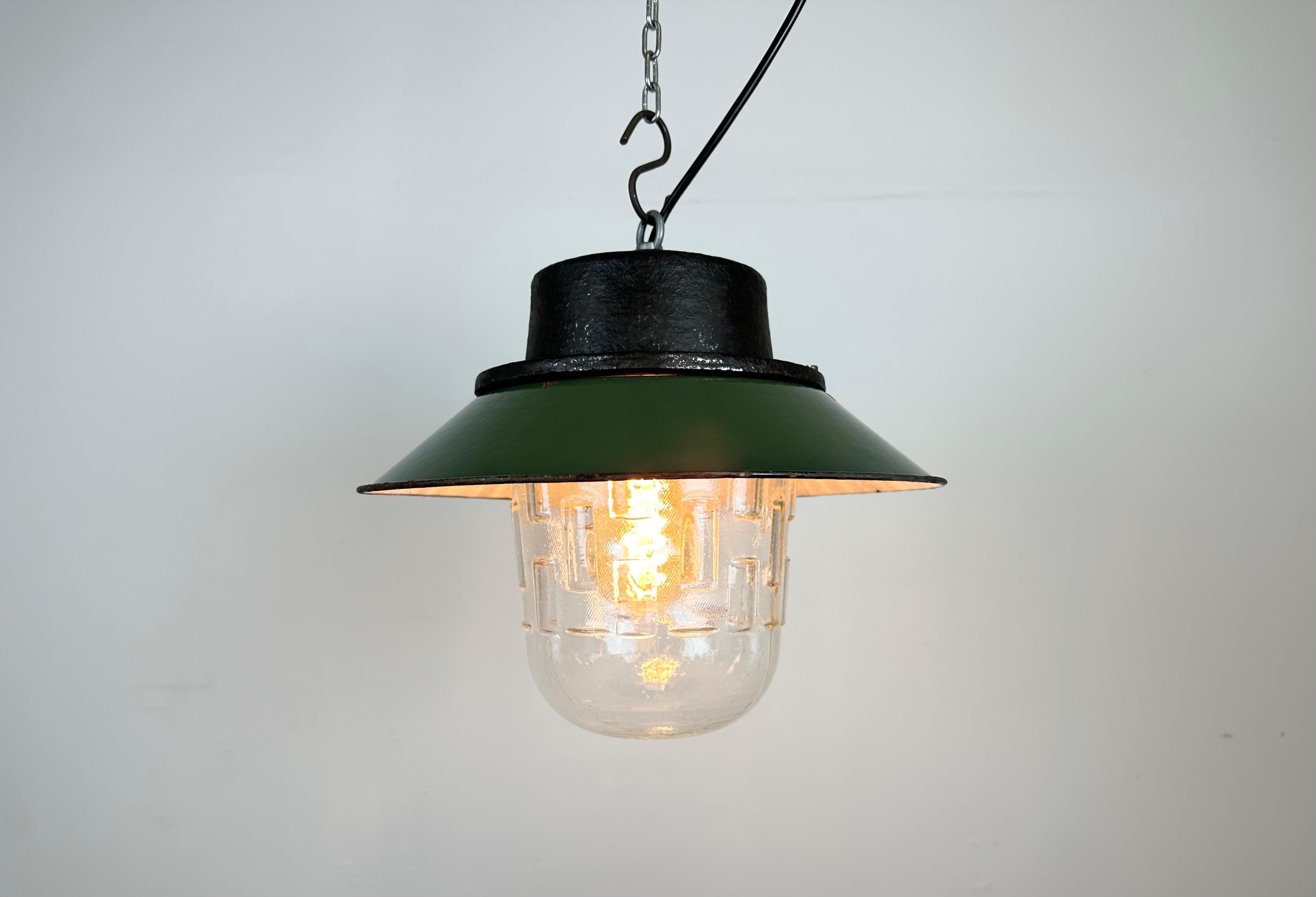 Émail Lampe à suspension industrielle en émail vert et fonte, années 1960 en vente