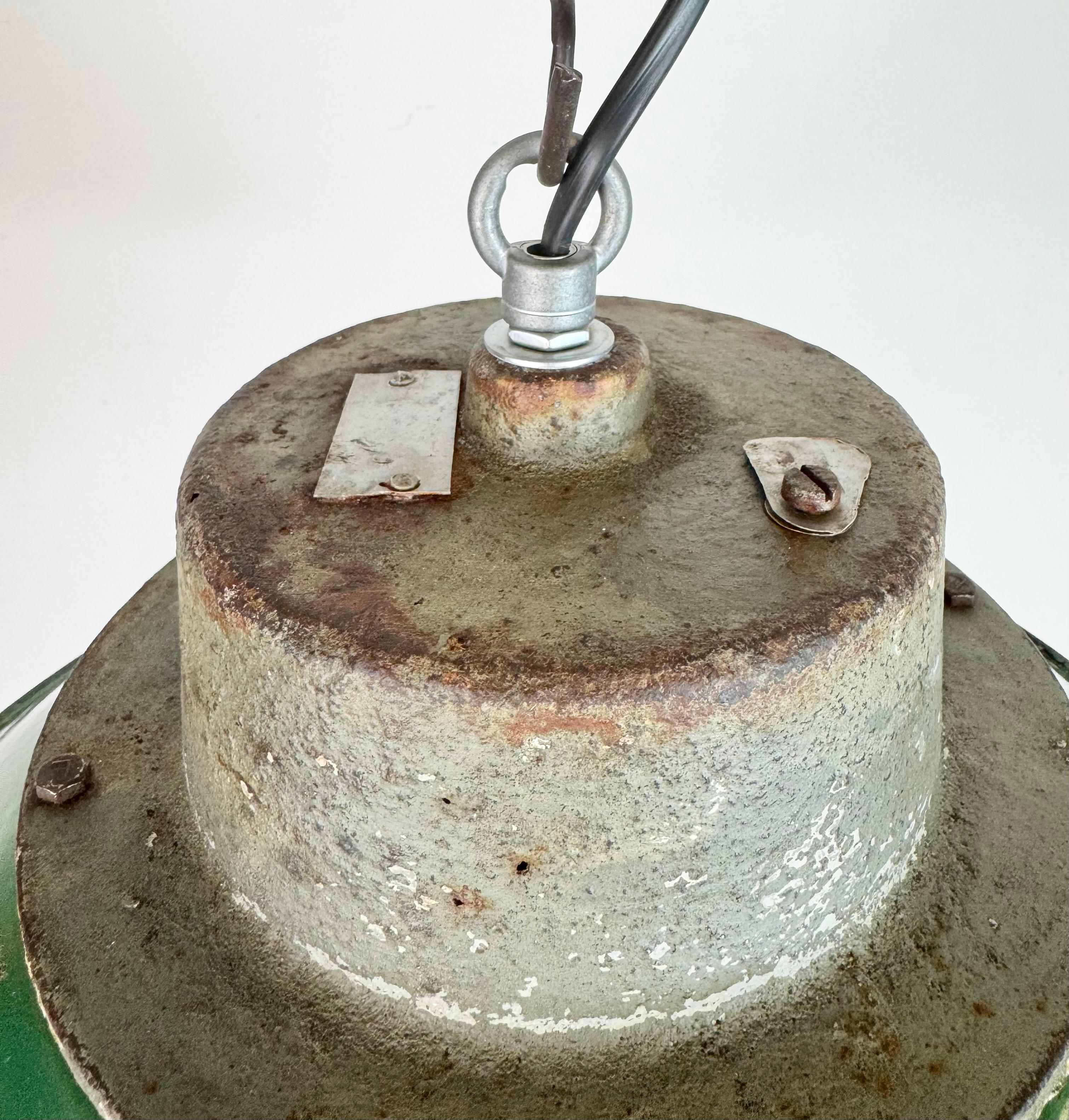 Lámpara colgante industrial de hierro fundido y esmalte verde, años 60 Esmalte en venta