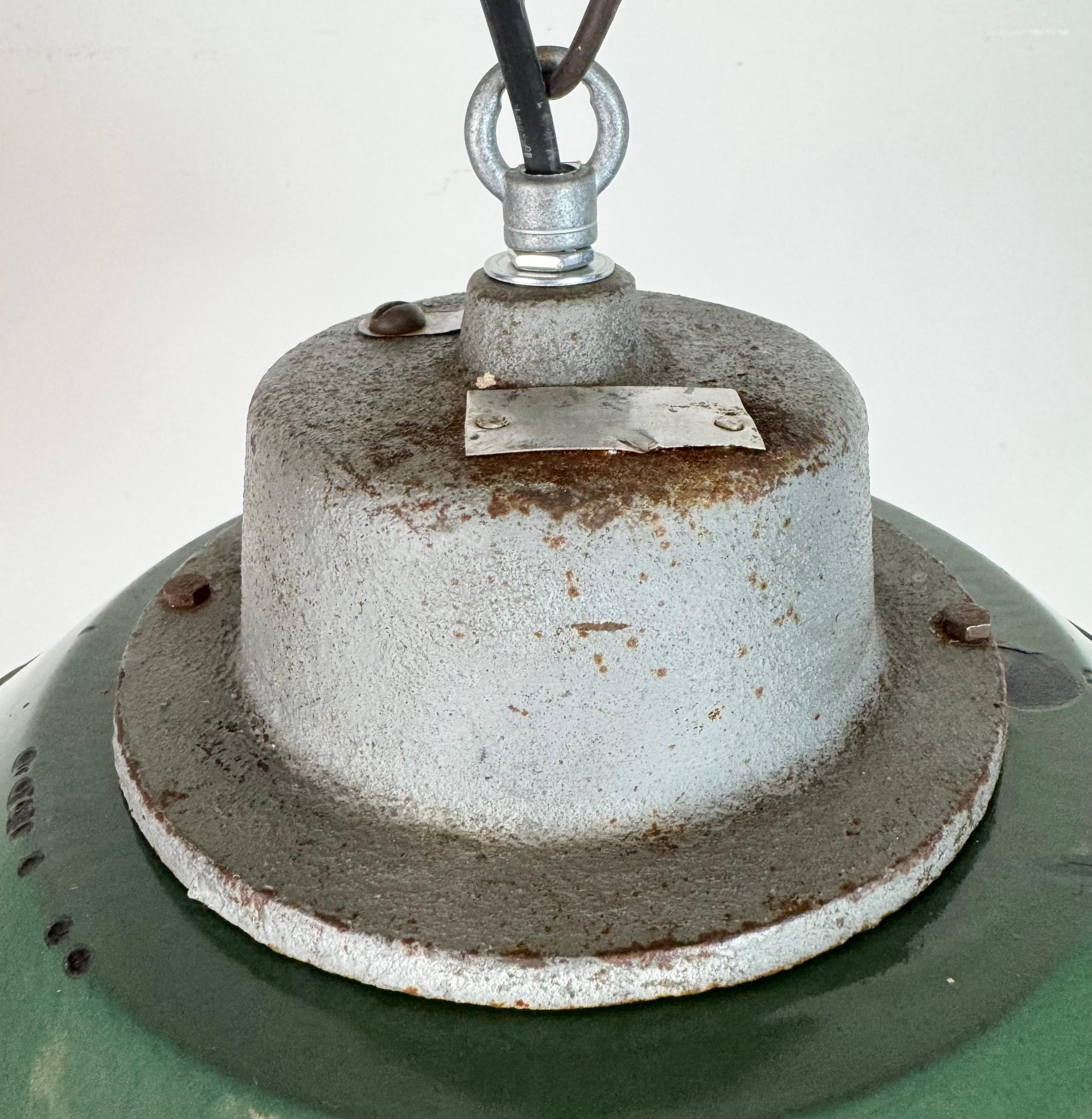Lámpara colgante industrial de hierro fundido y esmalte verde, años 60 Esmalte en venta