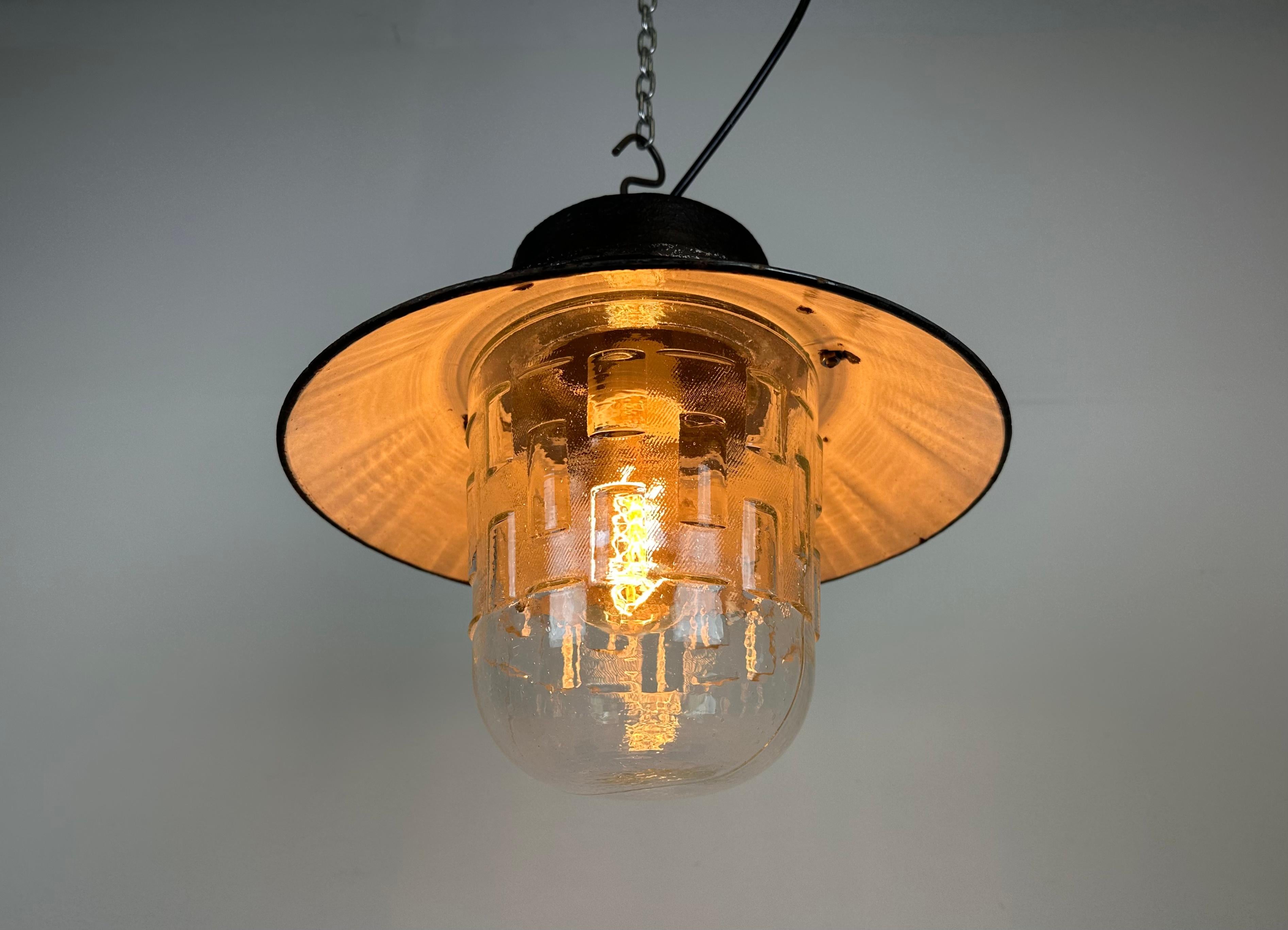 Lampe à suspension industrielle en émail vert et fonte, années 1960 en vente 1
