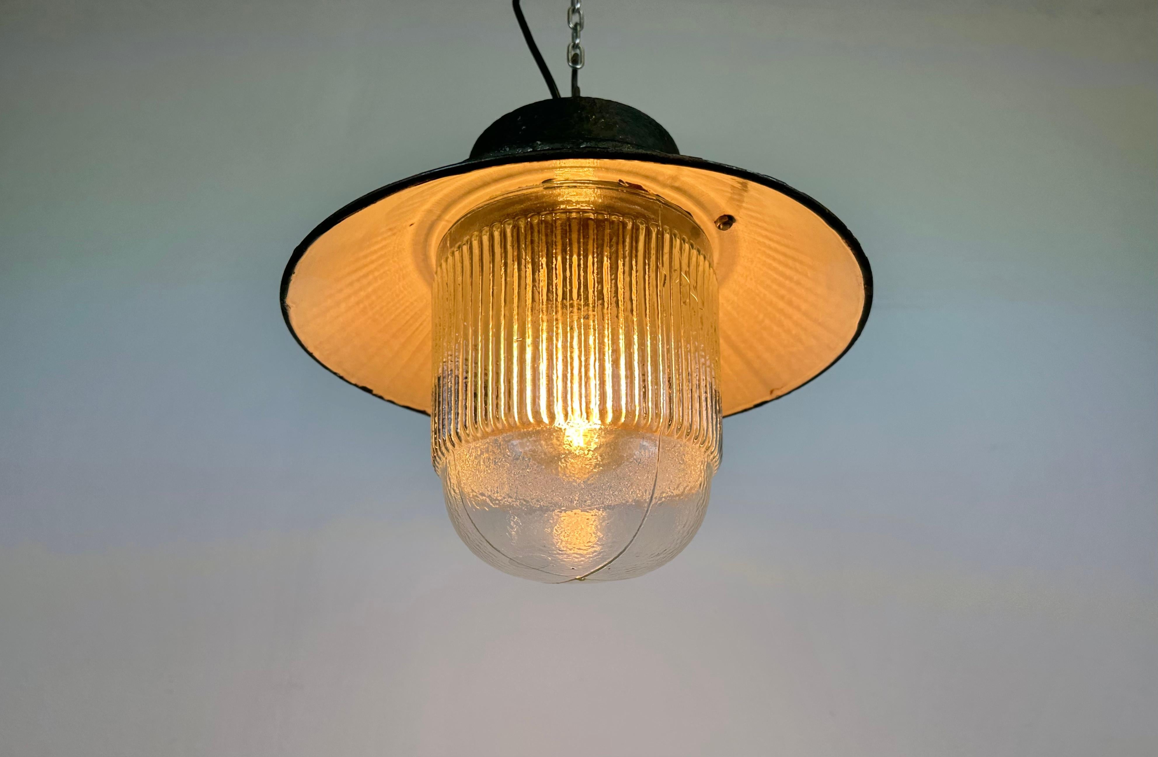 Lampe à suspension industrielle en émail vert et fonte, années 1960 en vente 1