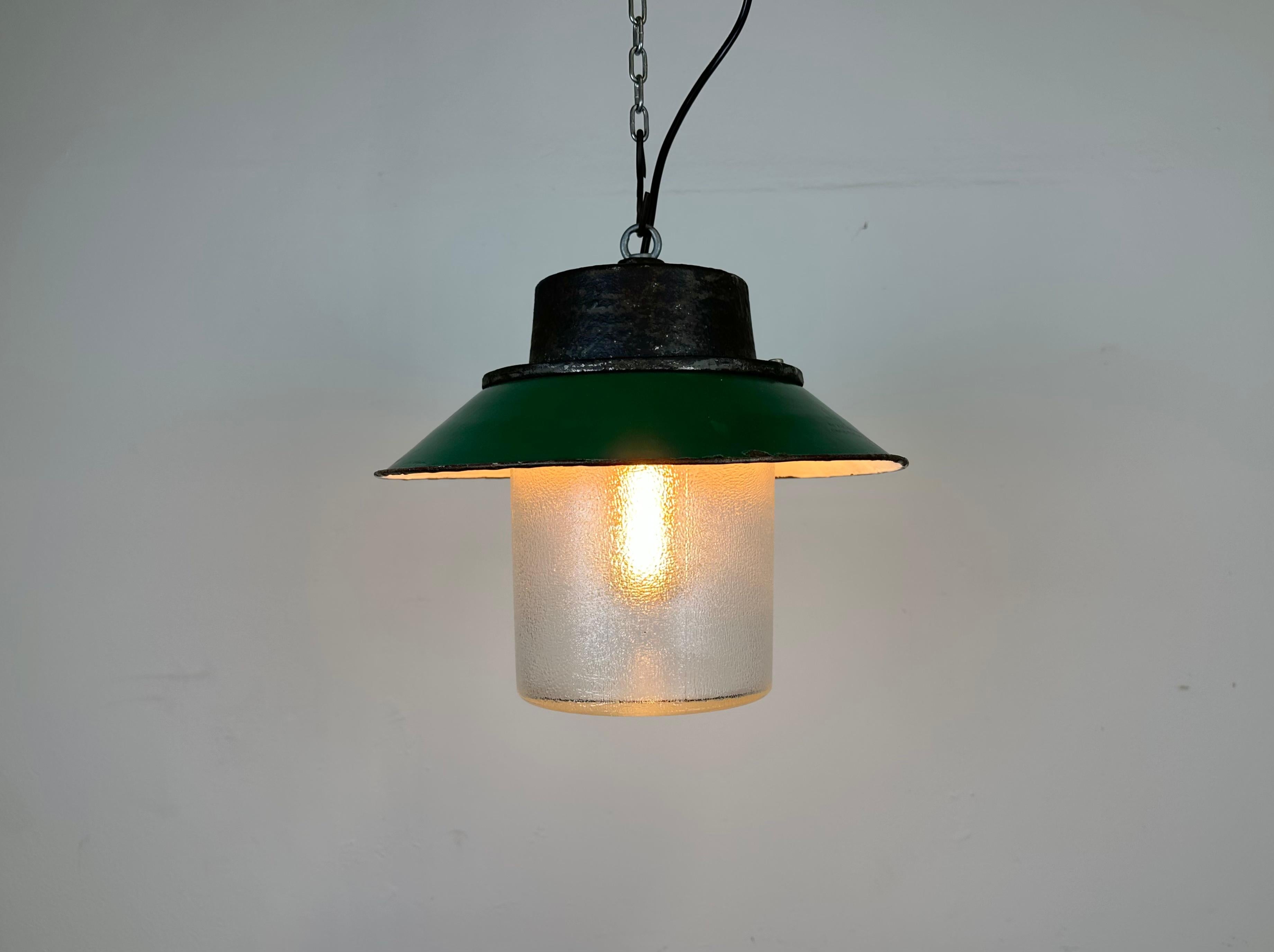 Green Enamel and Cast Iron Industrial Pendant Light, 1960s For Sale 4