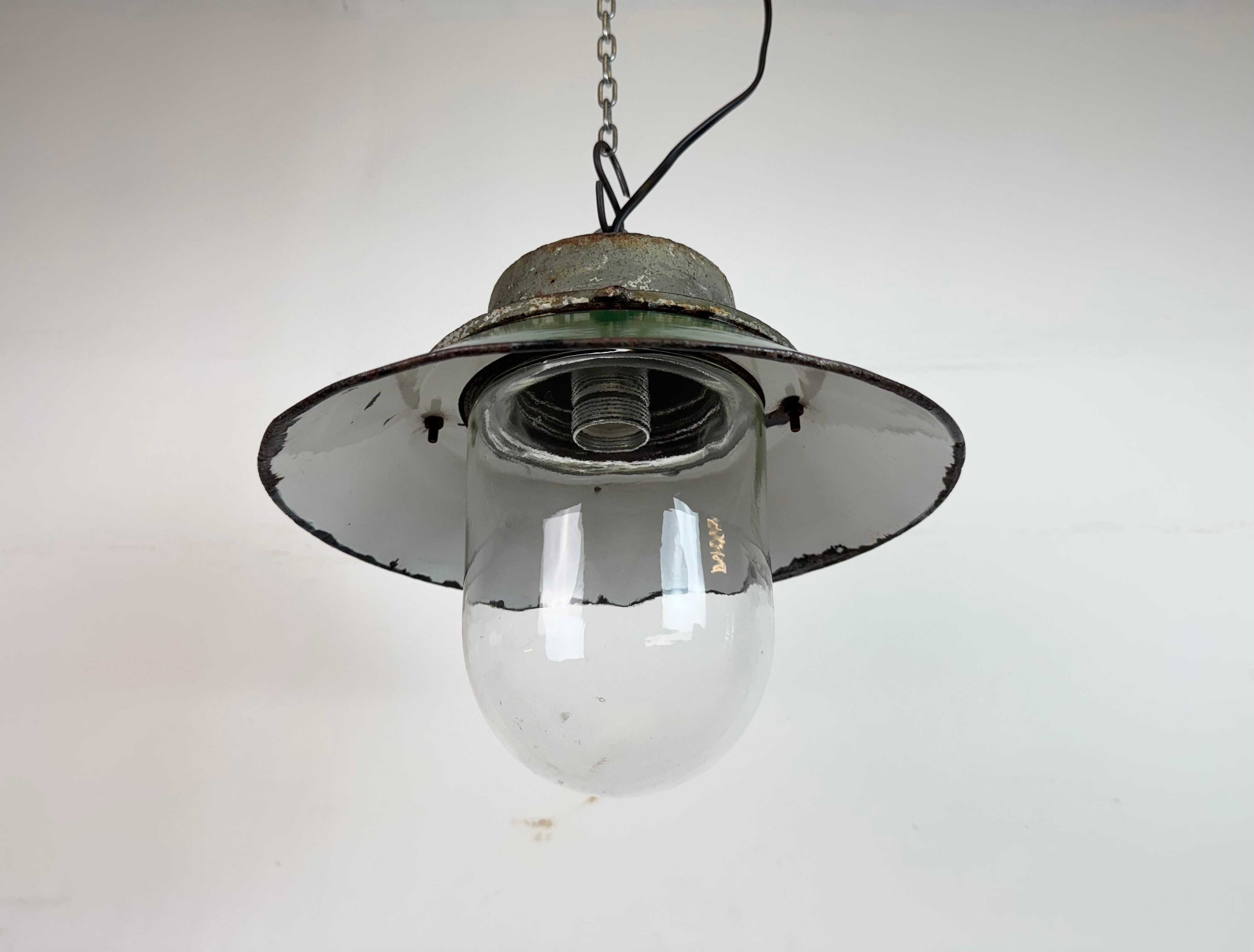 Lámpara colgante industrial de hierro fundido y esmalte verde, años 60 en venta 1