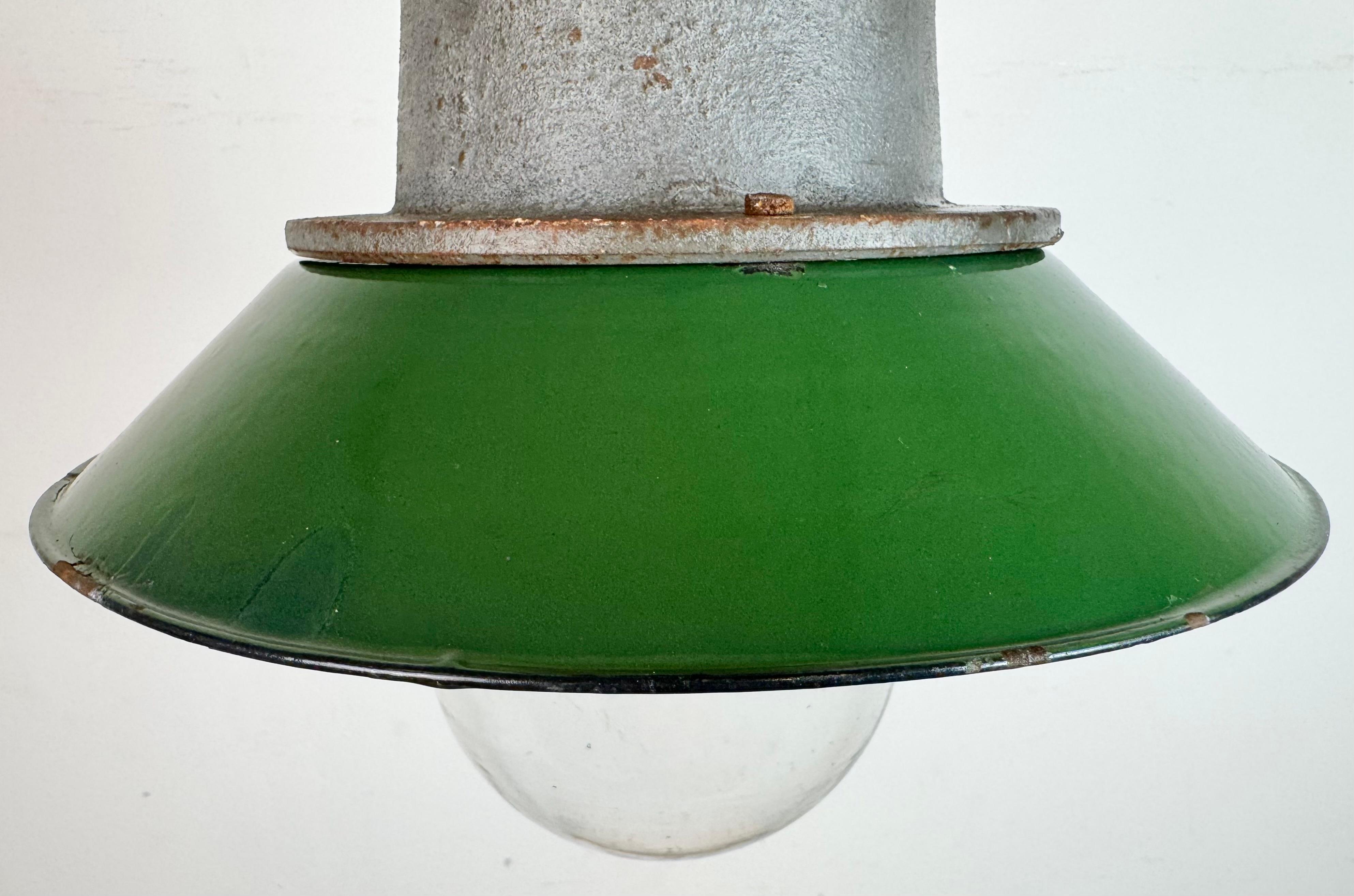 Lámpara colgante industrial de hierro fundido y esmalte verde, años 60 en venta 1