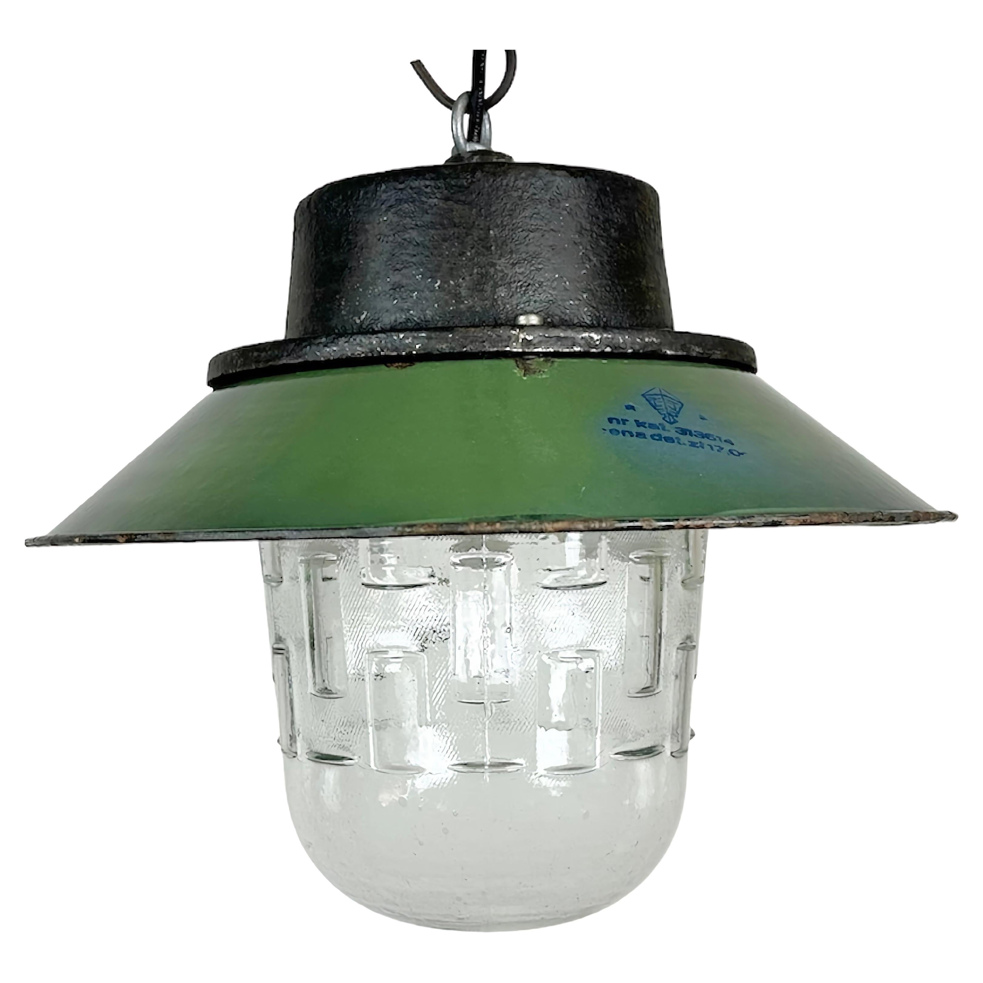 Lampe à suspension industrielle en émail vert et fonte, années 1960 en vente