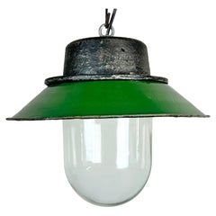 Lampe à suspension industrielle en émail vert et fonte, années 1960