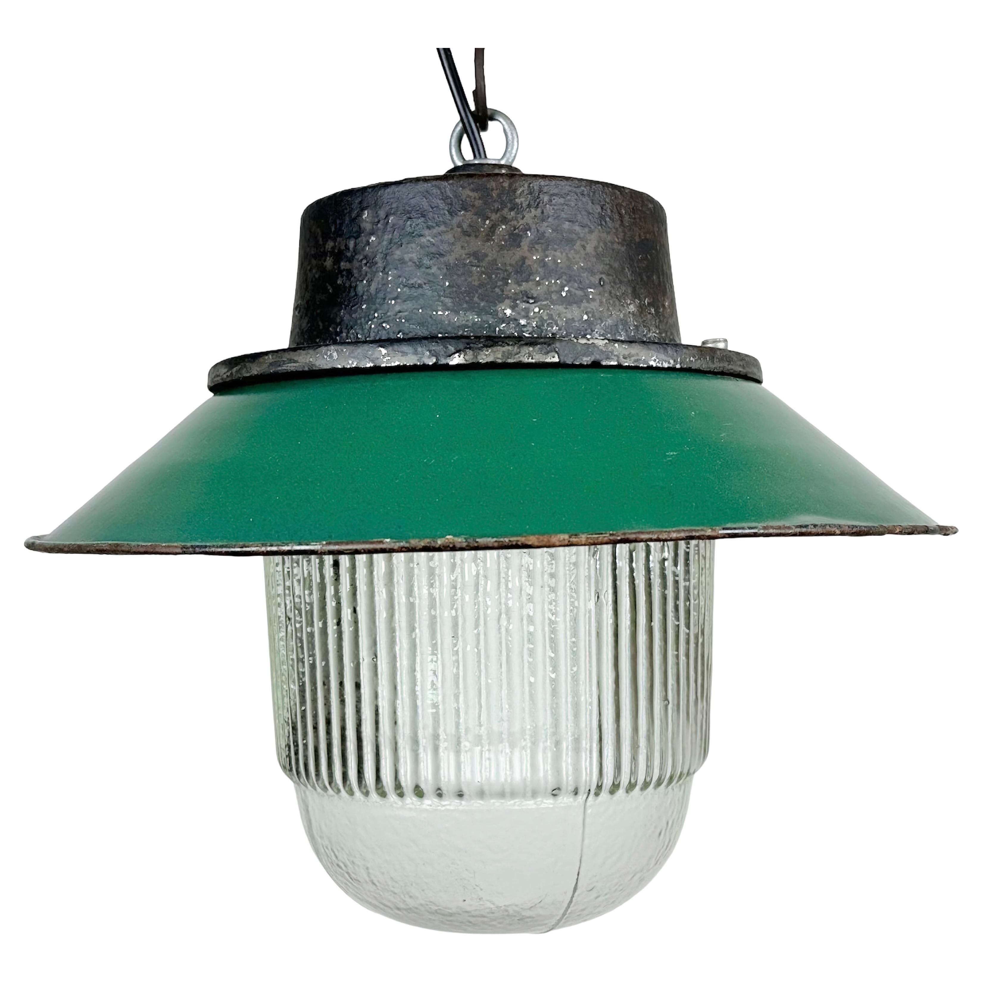 Lampe à suspension industrielle en émail vert et fonte, années 1960 en vente