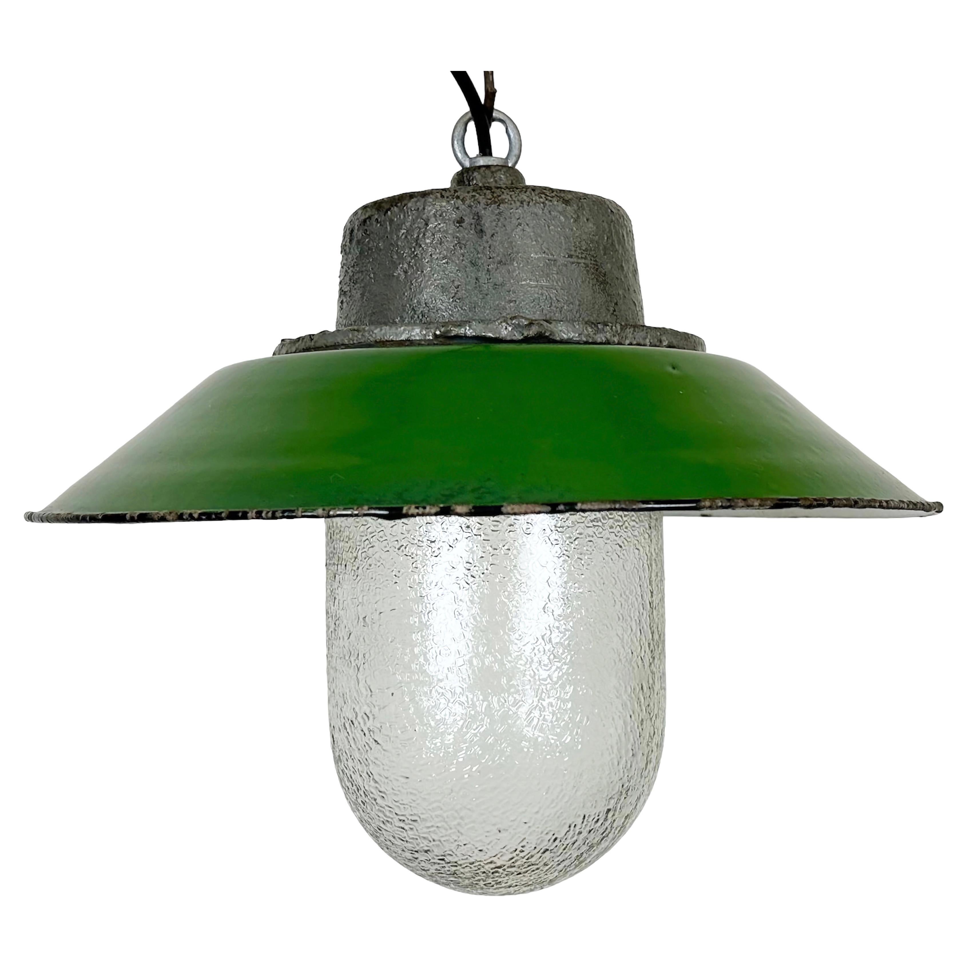 Lampe à suspension industrielle en émail vert et fonte, années 1960