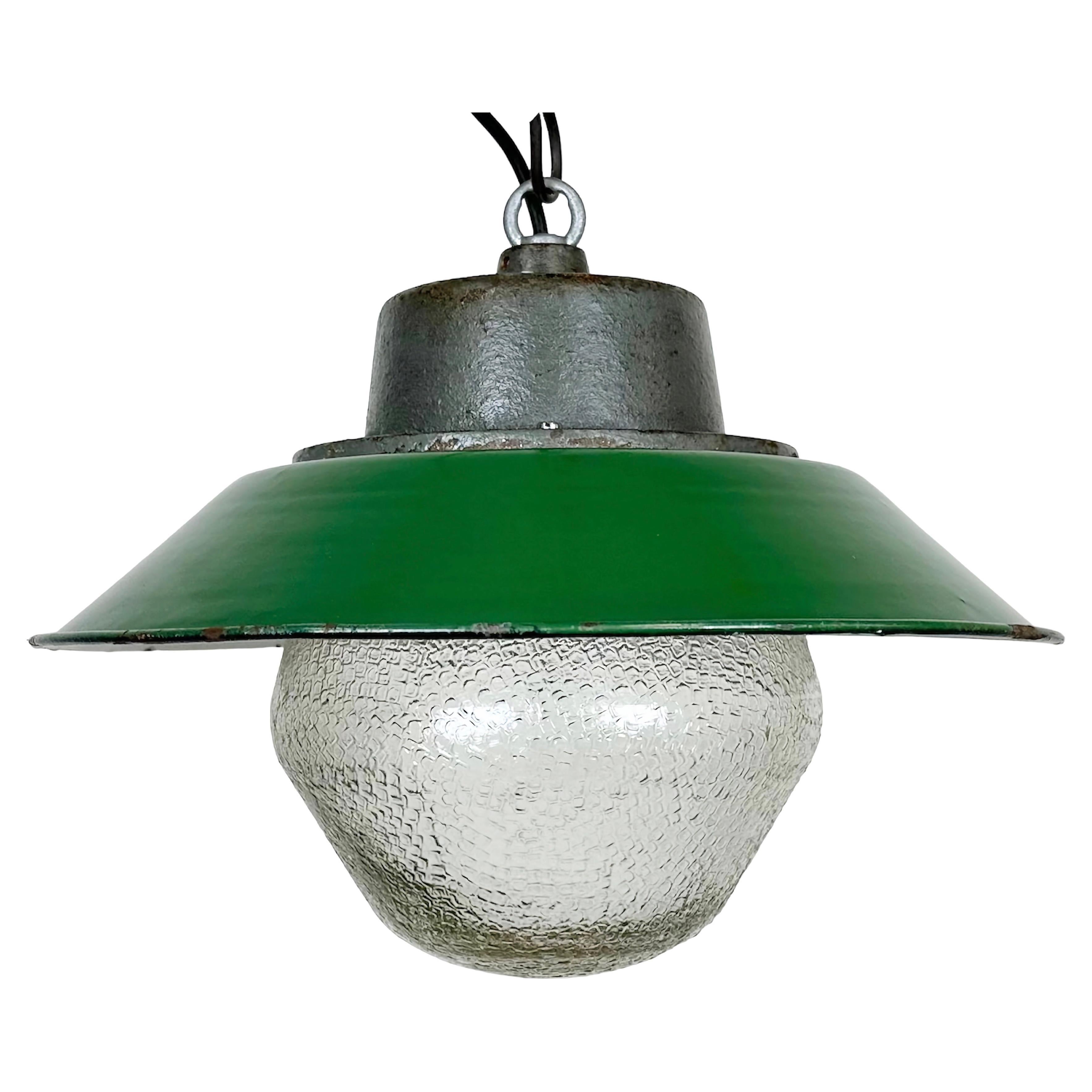 Lampe à suspension industrielle en émail vert et fonte, années 1960