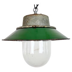 Lámpara colgante industrial de hierro fundido y esmalte verde, años 60