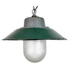 Lámpara colgante industrial de hierro fundido y esmalte verde, años 60