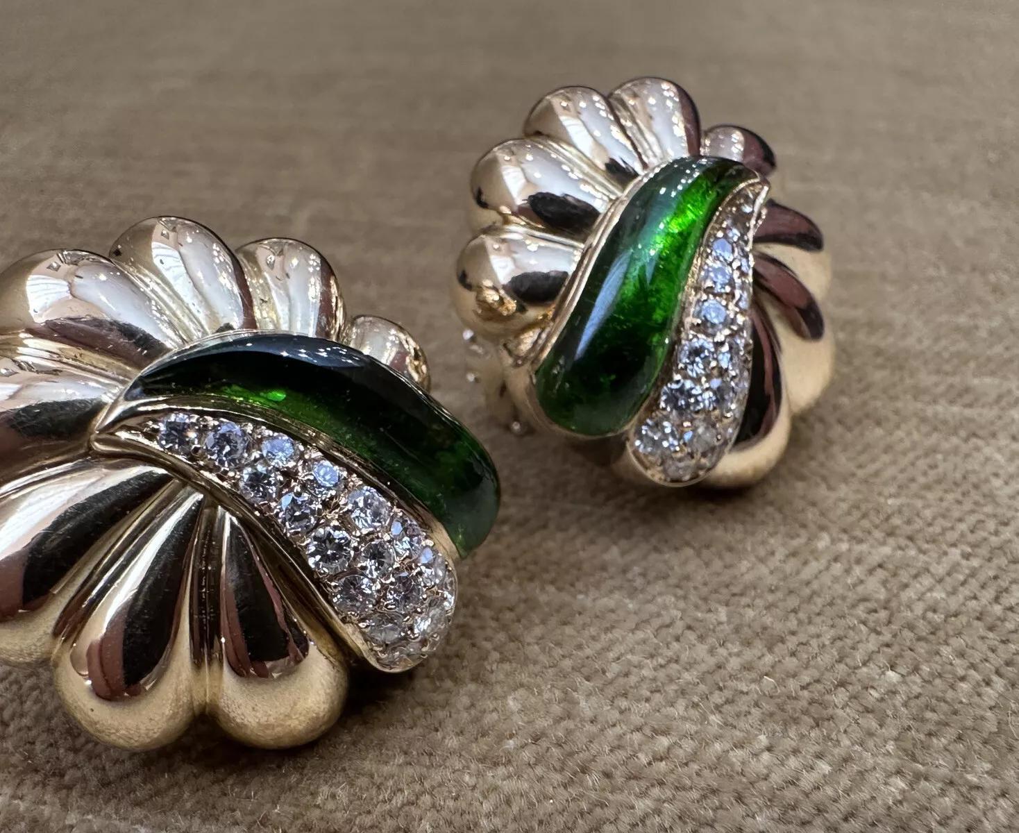 Round Cut Green Enamel and Diamond Scallop Earrings in 18k Yellow Gold For Sale
