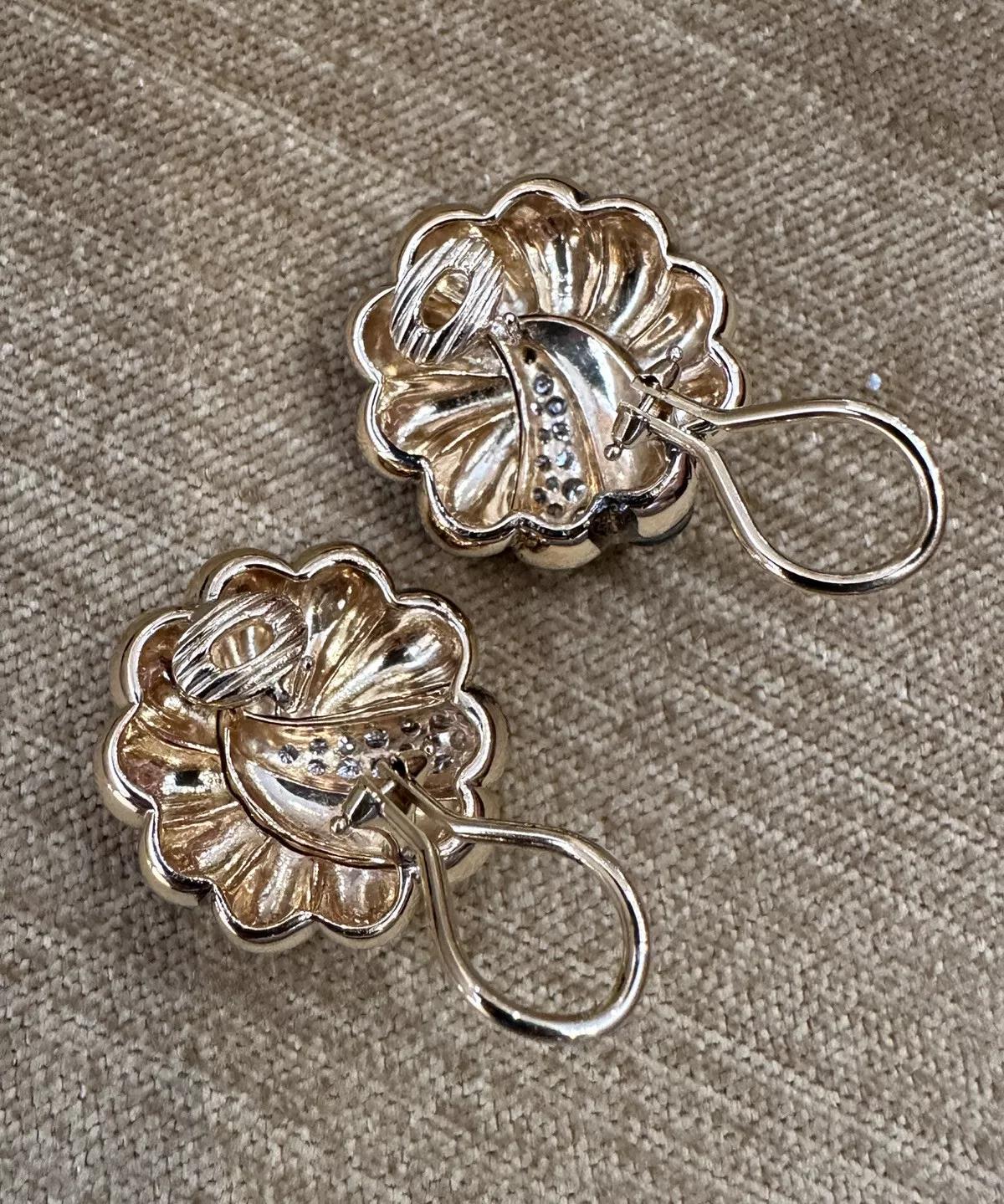 Green Enamel and Diamond Scallop Earrings in 18k Yellow Gold For Sale 1