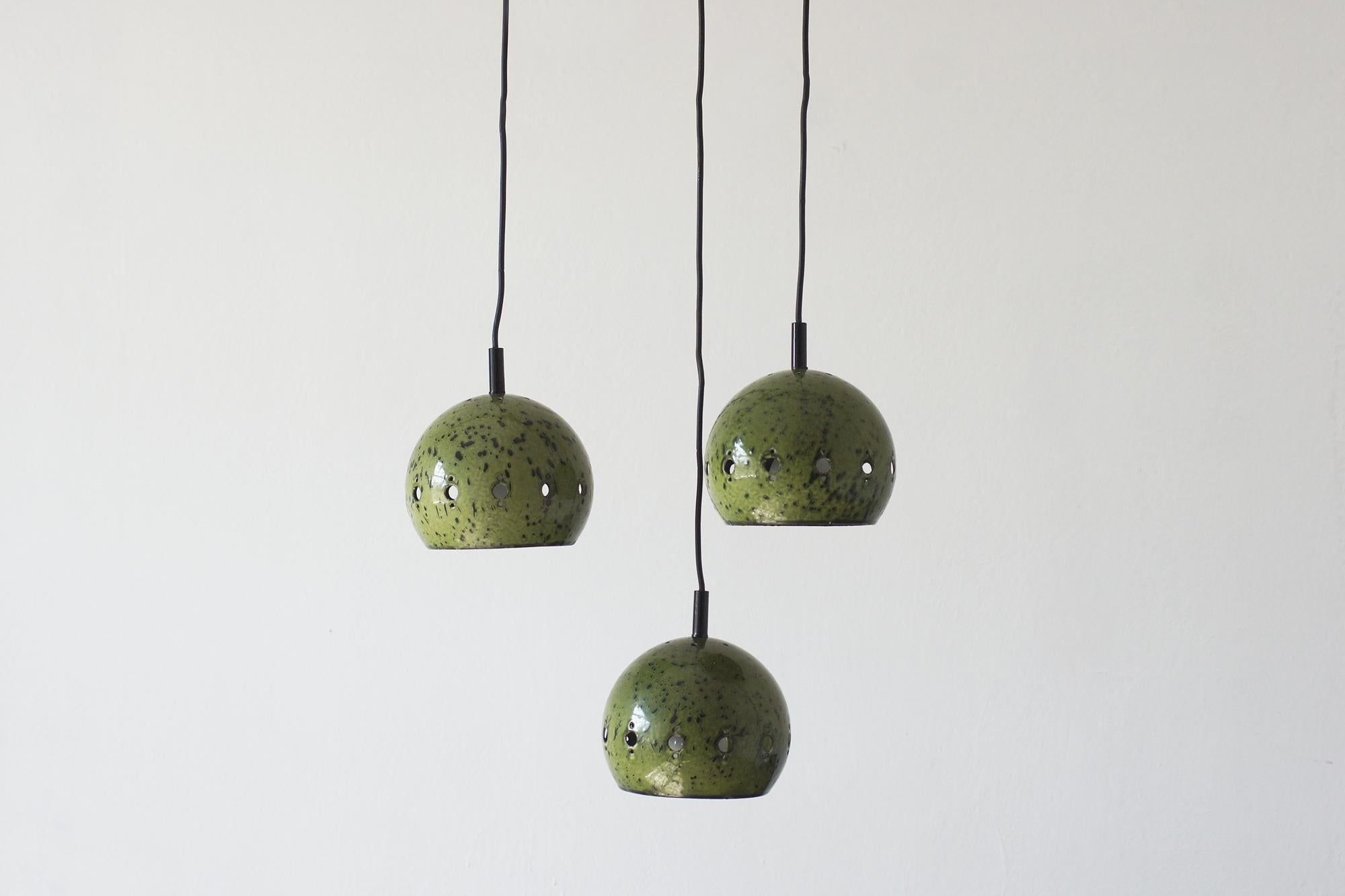 La lampada a sospensione Greene & Greene Ball Enamel è un classico esempio di design danese degli anni '60,
Questo modello è diventato un'icona dello stile scandinavo grazie alla sua semplicità e funzionalità.
La lampada è un'interpretazione del