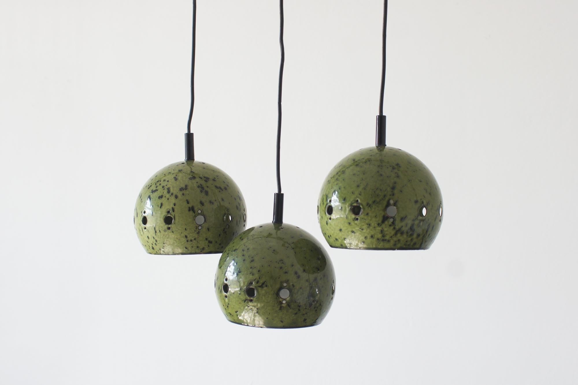 Mid-Century moderno Ciondoli a sfera in smalto verde, Danimarca, anni '60, set di 3 pezzi in vendita