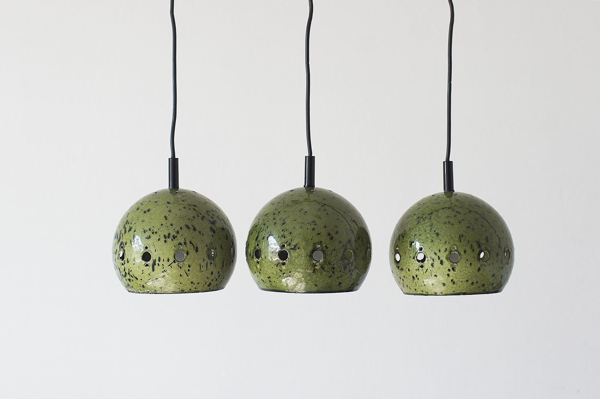 Smaltato Ciondoli a sfera in smalto verde, Danimarca, anni '60, set di 3 pezzi in vendita