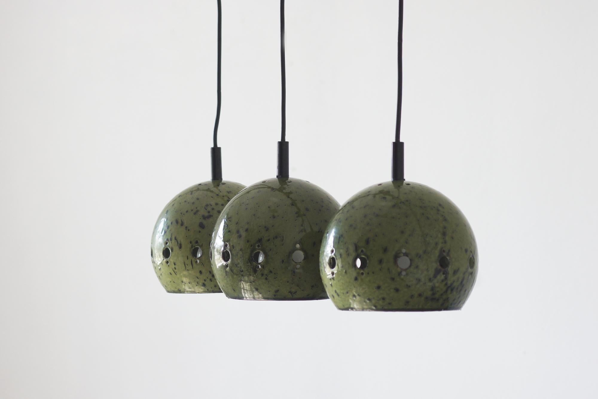 Ciondoli a sfera in smalto verde, Danimarca, anni '60, set di 3 pezzi In condizioni buone in vendita a KUTNO, PL