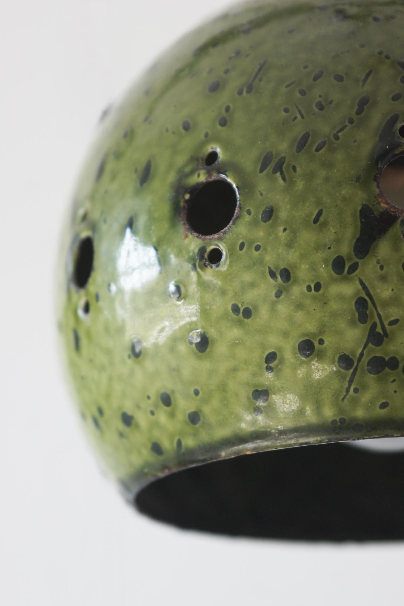 Metà XX secolo Ciondoli a sfera in smalto verde, Danimarca, anni '60, set di 3 pezzi in vendita