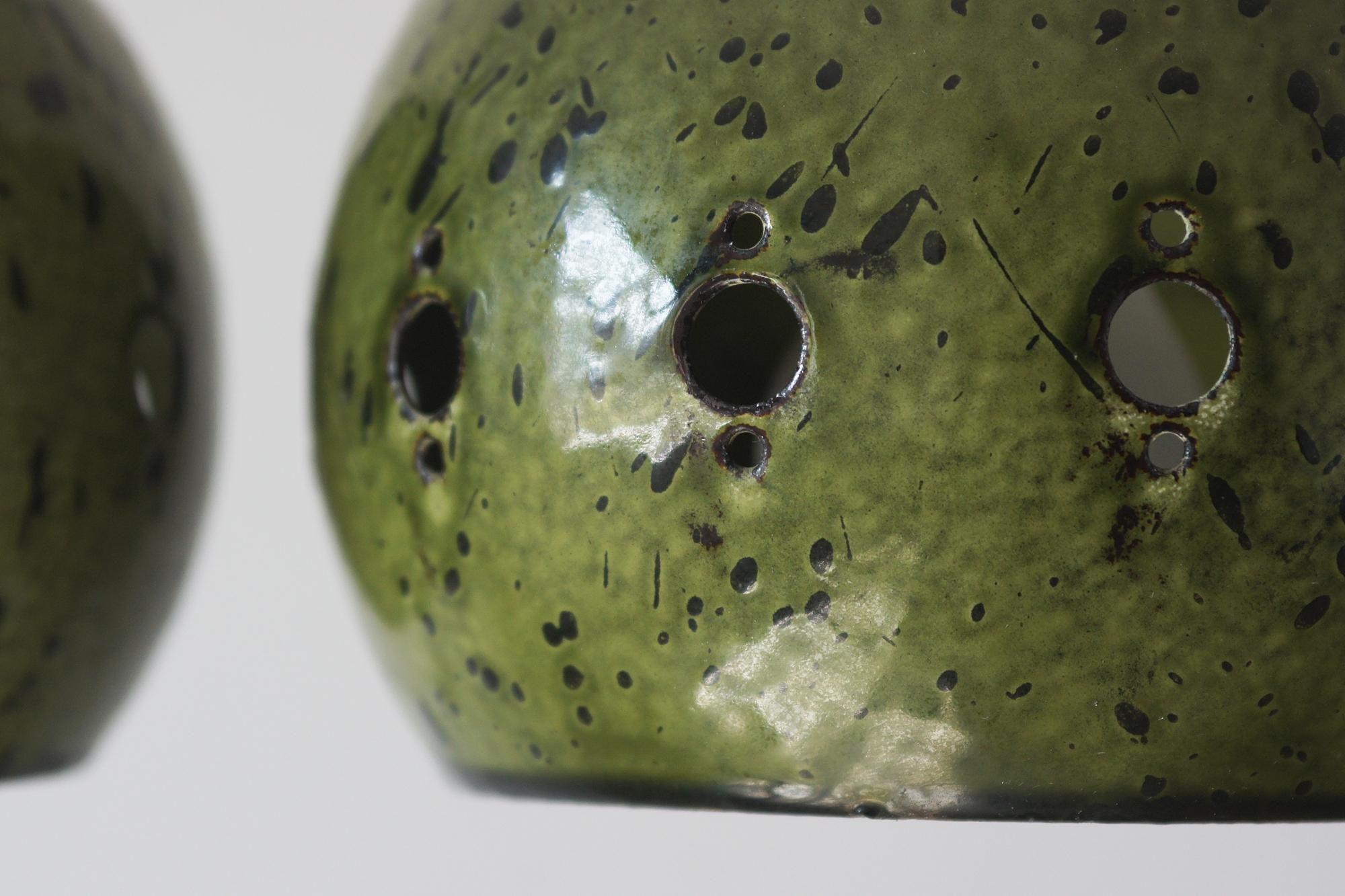 Metallo Ciondoli a sfera in smalto verde, Danimarca, anni '60, set di 3 pezzi in vendita