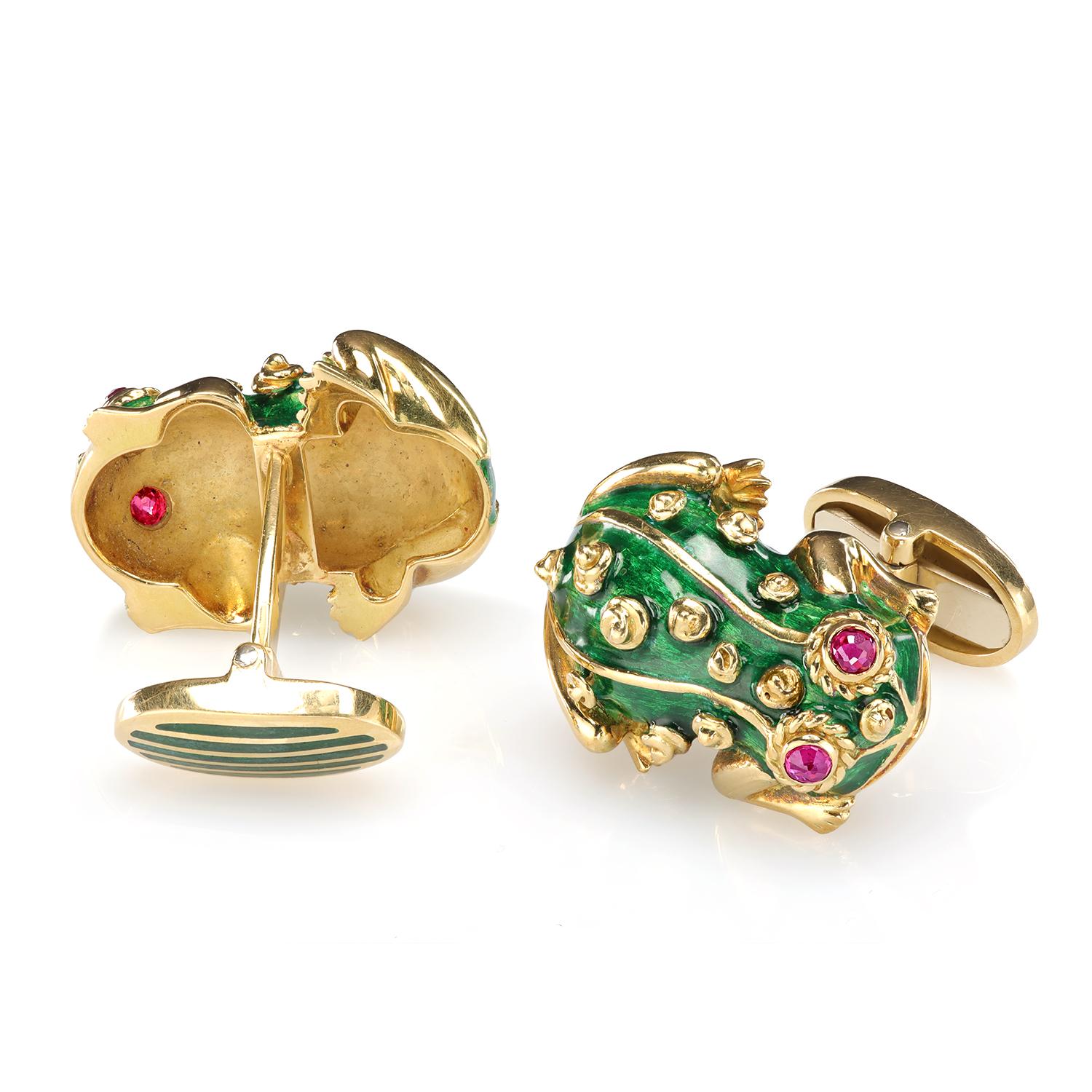 Green Enamel Cufflinks With Ruby Cabochon eyes in 18K Yellow Gold In Good Condition For Sale In New York, NY