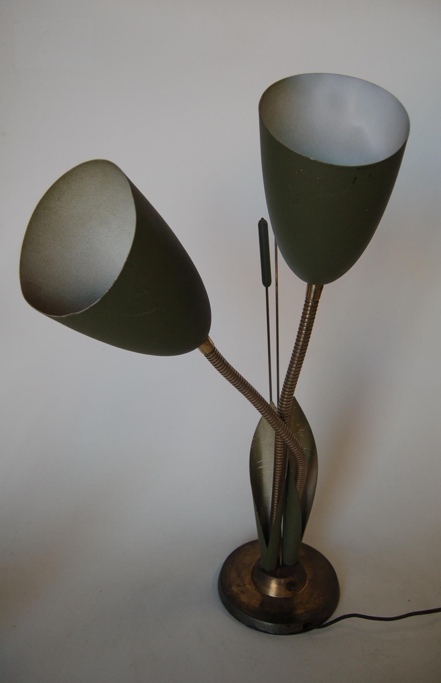 Grüne Metall Mitte des Jahrhunderts doppelter Schwanenhals verstellbarer Flexarm Calla Lily Kegel Schreibtischlampe. 3-Wege-Lichtschalter. 

Maße: 7
