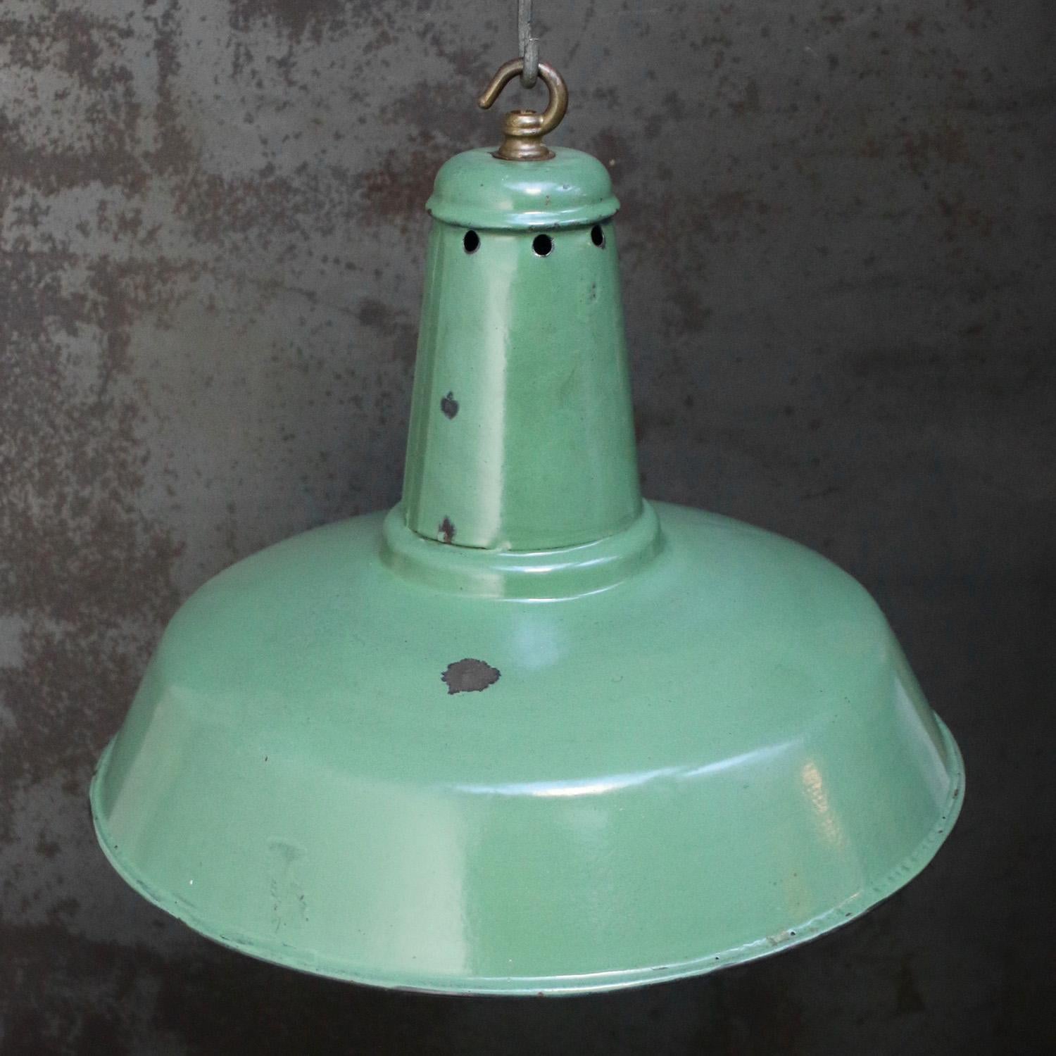 Green Enamel French Vintage Industrial Pendant Light In Good Condition For Sale In Amsterdam, NL
