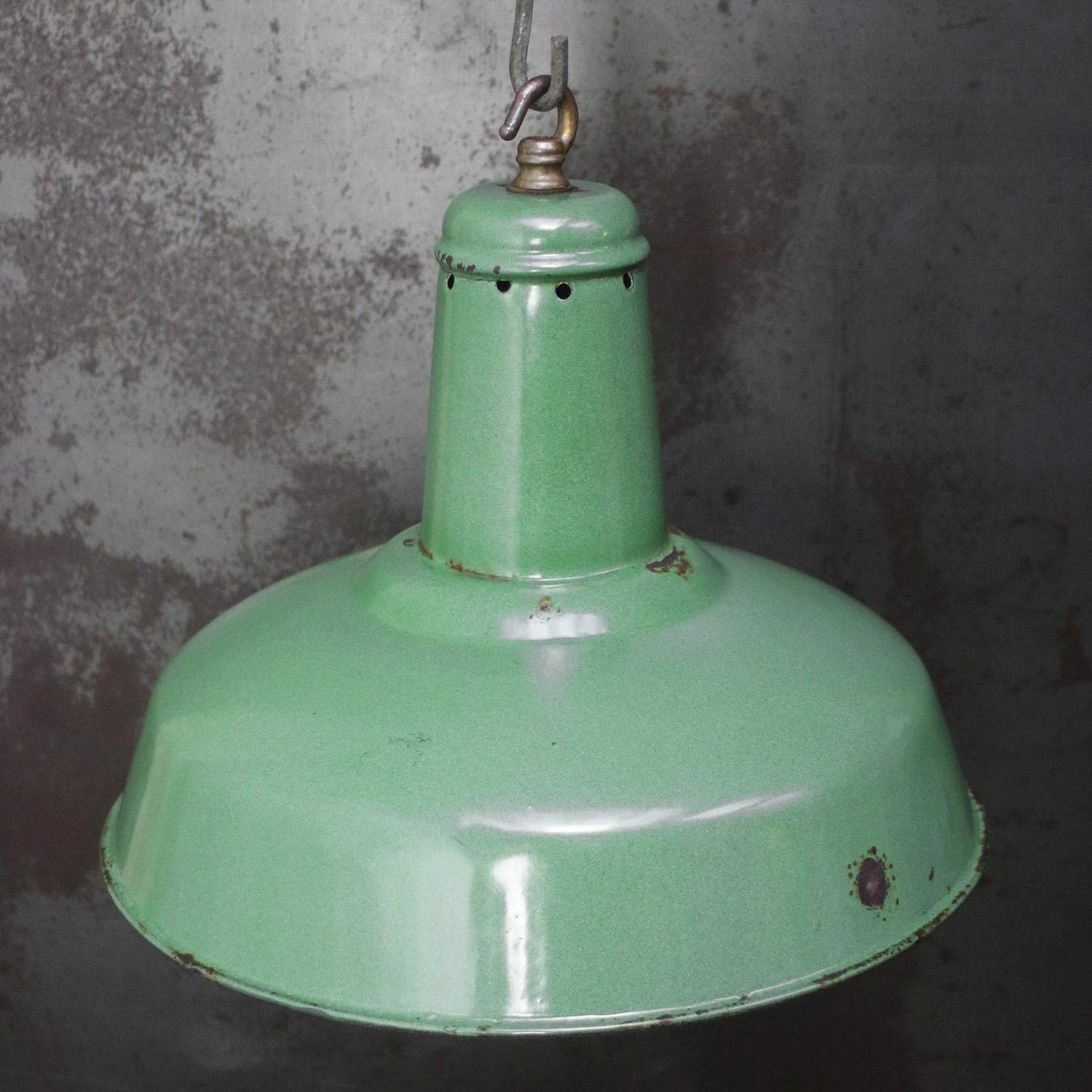Green Enamel French Vintage Industrial Pendant Light In Good Condition For Sale In Amsterdam, NL